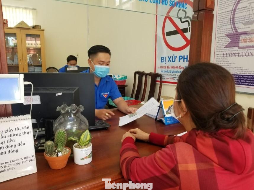 Công trình “Thứ bảy tình nguyện giải quyết thủ tục hành chính cho dân”. Ra mắt đội hình Thanh niên tình nguyện tham gia hỗ trợ giải quyết thủ tục hành chính cho dân và tuyên truyền phòng, chống dịch bệnh như hỗ trợ đo thân nhiệt, hướng dẫn cách phòng, chống dịch, khử khuẩn cho người dân tại trung tâm hành chính công TP. Thủ Dầu Một