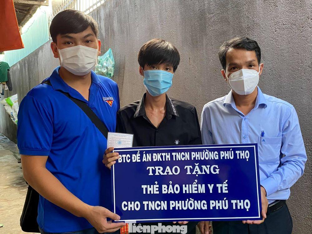Công trình "Tặng thẻ BHYT san sẻ yêu thương" cho con, em hội viên và TNCN khó khăn trên địa bàn thành phố.