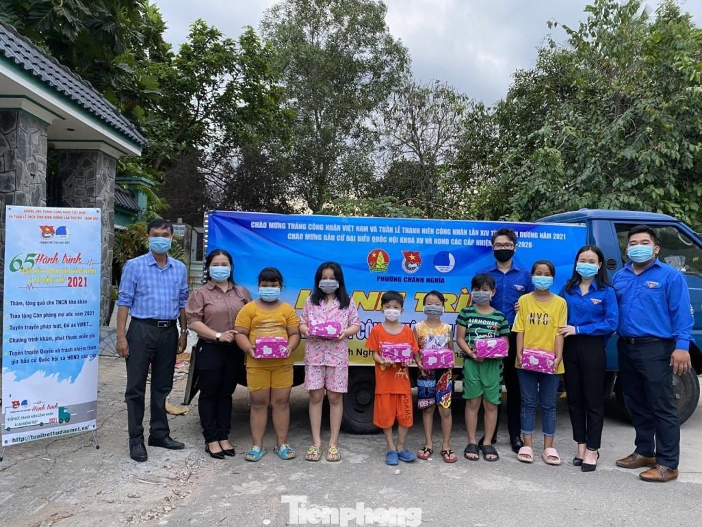 Công trình “Ươm mầm xanh”. Vận động kinh phí từ các đơn vị mạnh thường quân, các nhà hảo tâm hỗ trợ tiếp sức con em thanh niên công nhân (TNCN) khó khăn, tạo điều kiện để các em vươn lên trong cuộc sống, tiếp tục học tập, rèn luyện và nuôi dưỡng ước mơ của mình.