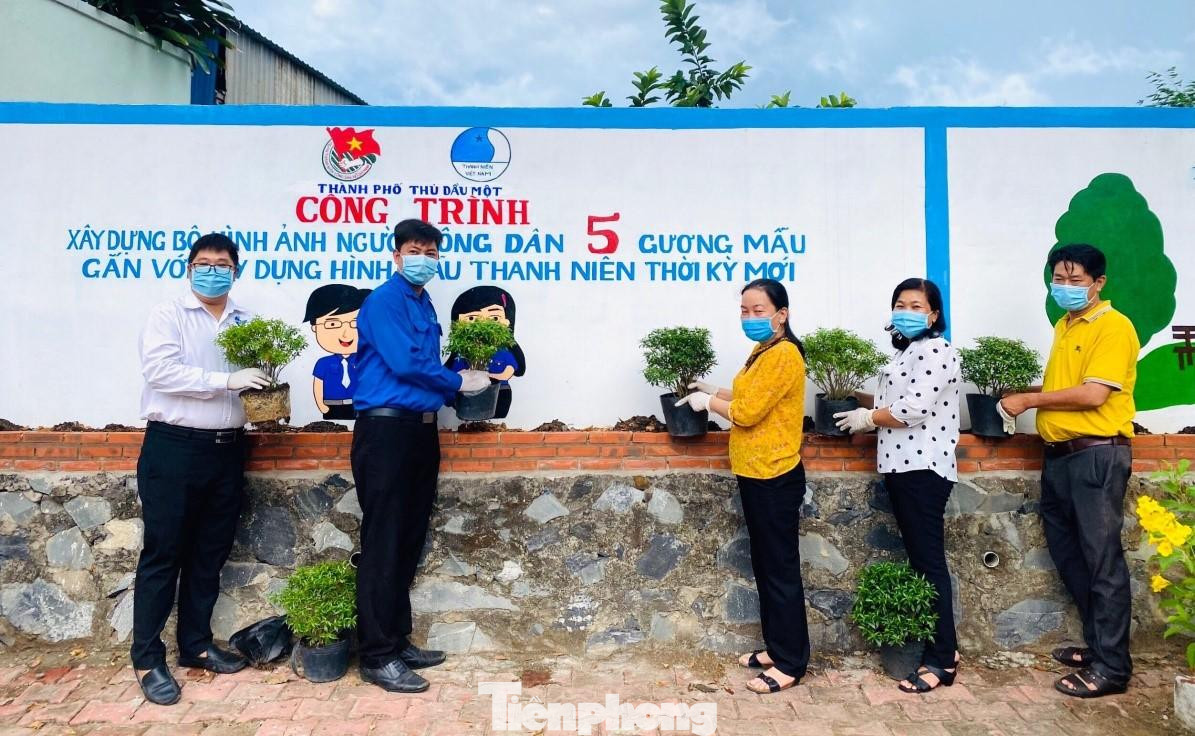 Công trình xây dựng bộ hình ảnh “Người công dân 5 gương mẫu” – gắn với xây dựng hình mẫu thanh niên thời kì mới. Vẽ tranh Chibi hình ảnh người công dân “5 gương mẫu” trên bức tường đoạn đường Nguyễn Đức Thuận, khu phố 5, phường Hiệp Thành với chiều dài 27m, tổng diện tích hơn 50m2.