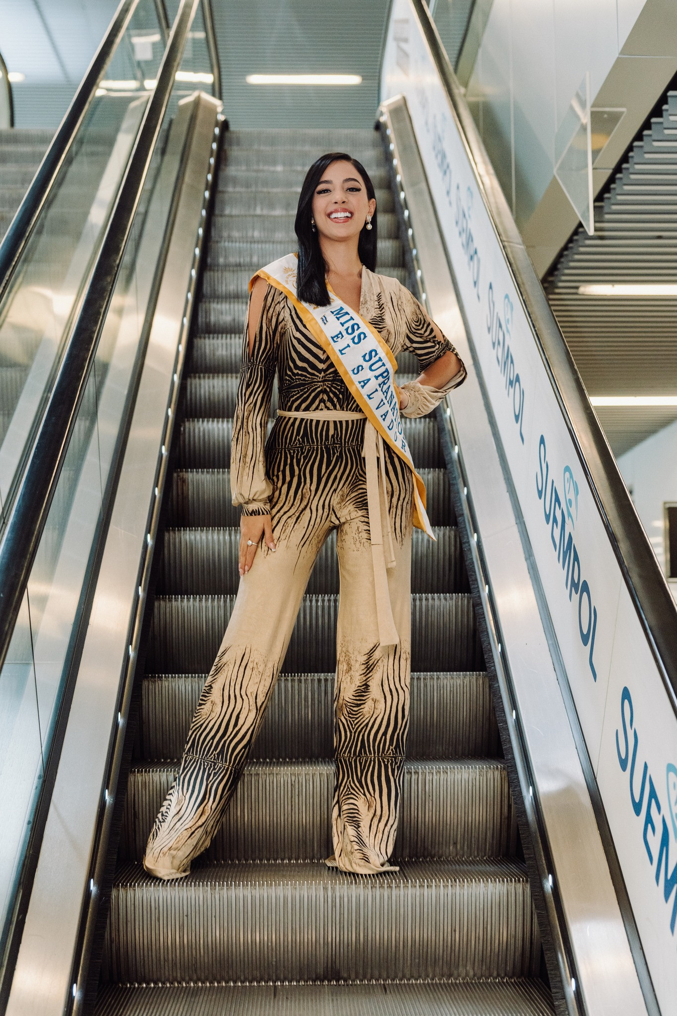 Hai người đẹp El Salvador và Canada rạng rỡ khi rời sân bay.