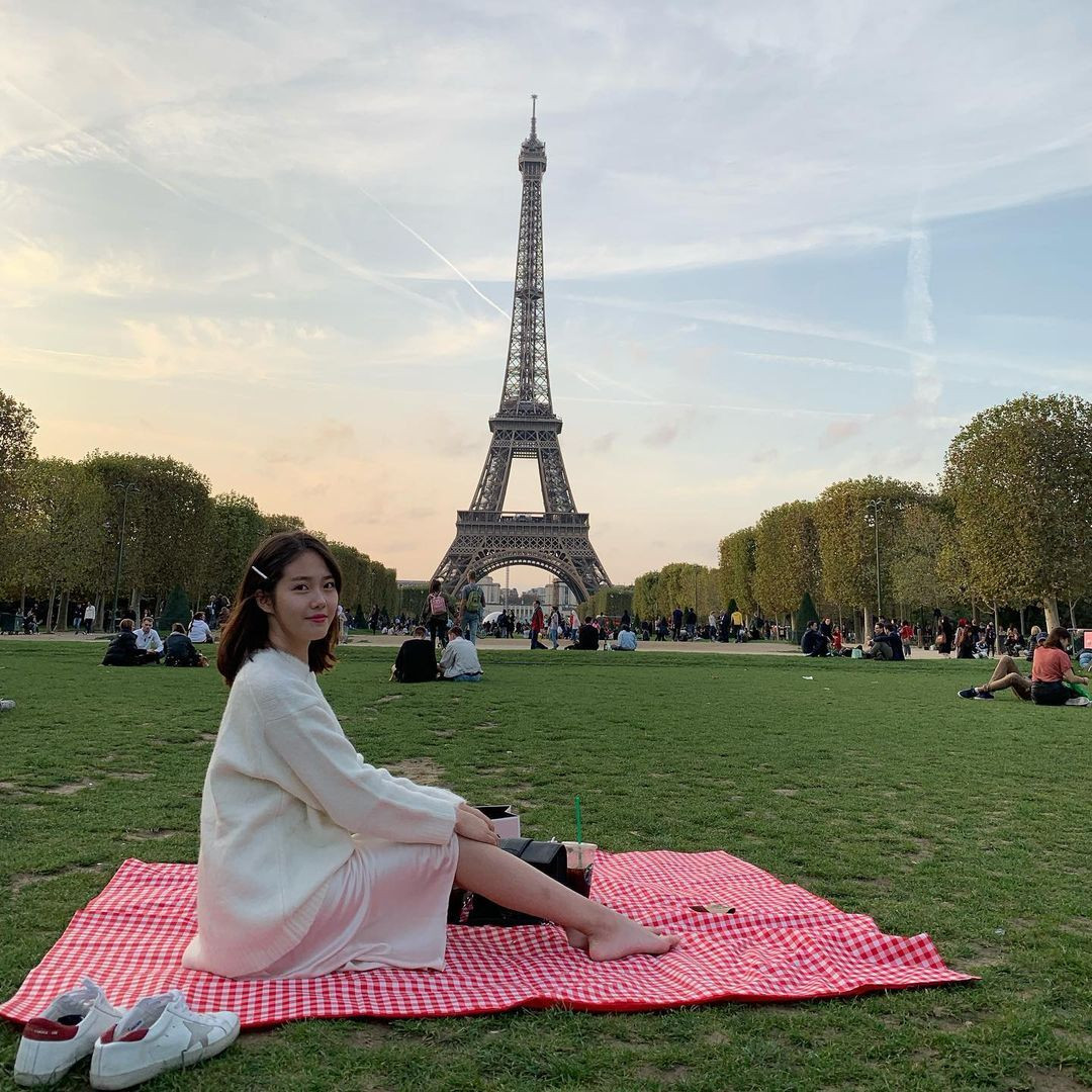 Trên sóng truyền hình, Lee Yeon Je ghi điểm bởi sự thanh lịch, duyên dáng và lối dẫn dắt thông minh.