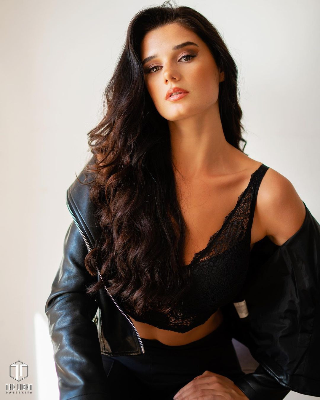 Hoa hậu Hòa bình Hà Lan 2023 - Melissa Bottema năm nay 23 tuổi, cao 1,76 m, là người mẫu, huấn luyện viên thể hình tại Winsum, Groningen, Hà Lan. Người đẹp đã tốt nghiệp chuyên ngành Công tác Xã hội tại trường Hanzehogeschool Groningen, có thể nói được tiếng Anh trôi chảy. Người đẹp có sở thích tập gym, hát và lướt ván. Cô có ước mơ tham gia các cuộc thi nhan sắc từ khi còn nhỏ.