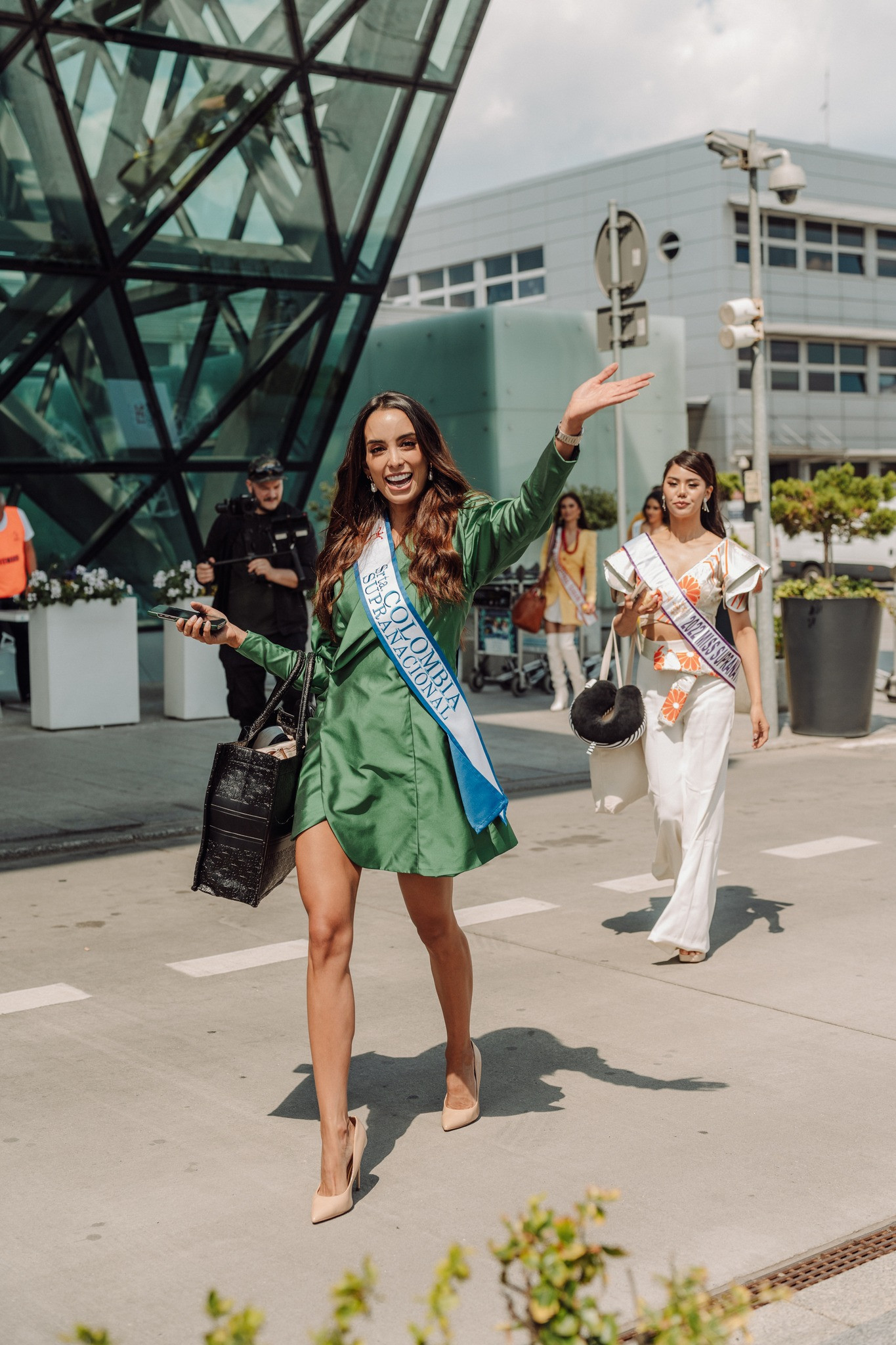 Hai người đẹp Curacao và Colombia rạng rỡ khi tới Ba Lan. Hai người đẹp chọn gu thời trang thanh lịch, sang trọng.