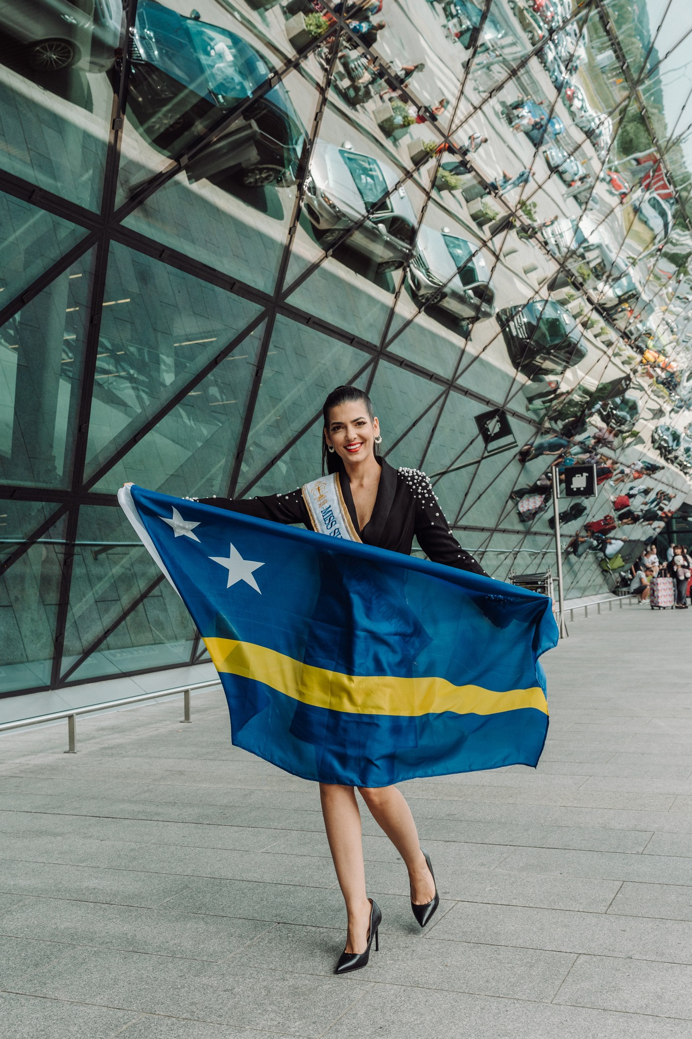 Hai người đẹp Curacao và Colombia rạng rỡ khi tới Ba Lan. Hai người đẹp chọn gu thời trang thanh lịch, sang trọng.