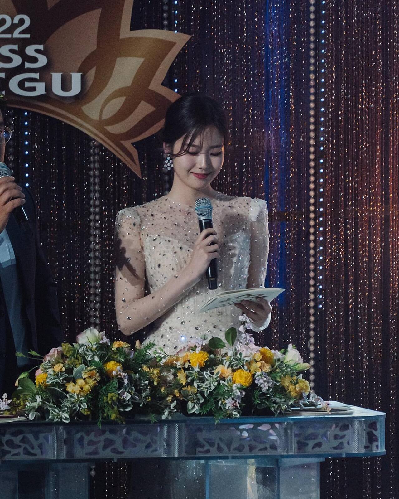 Khán giả bình luận: "Tại sao ông trời lại lấy đi một người đẹp, thông minh và tài năng sớm như vậy? Cầu mong người quá cố được yên nghỉ", "Cầu mong bạn luôn hạnh phúc và không ốm đau trên thiên đường", "Bây giờ đừng ốm và hãy yên nghỉ nhé", "Cô ấy sẽ mãi là một phóng viên tuyệt vời"...