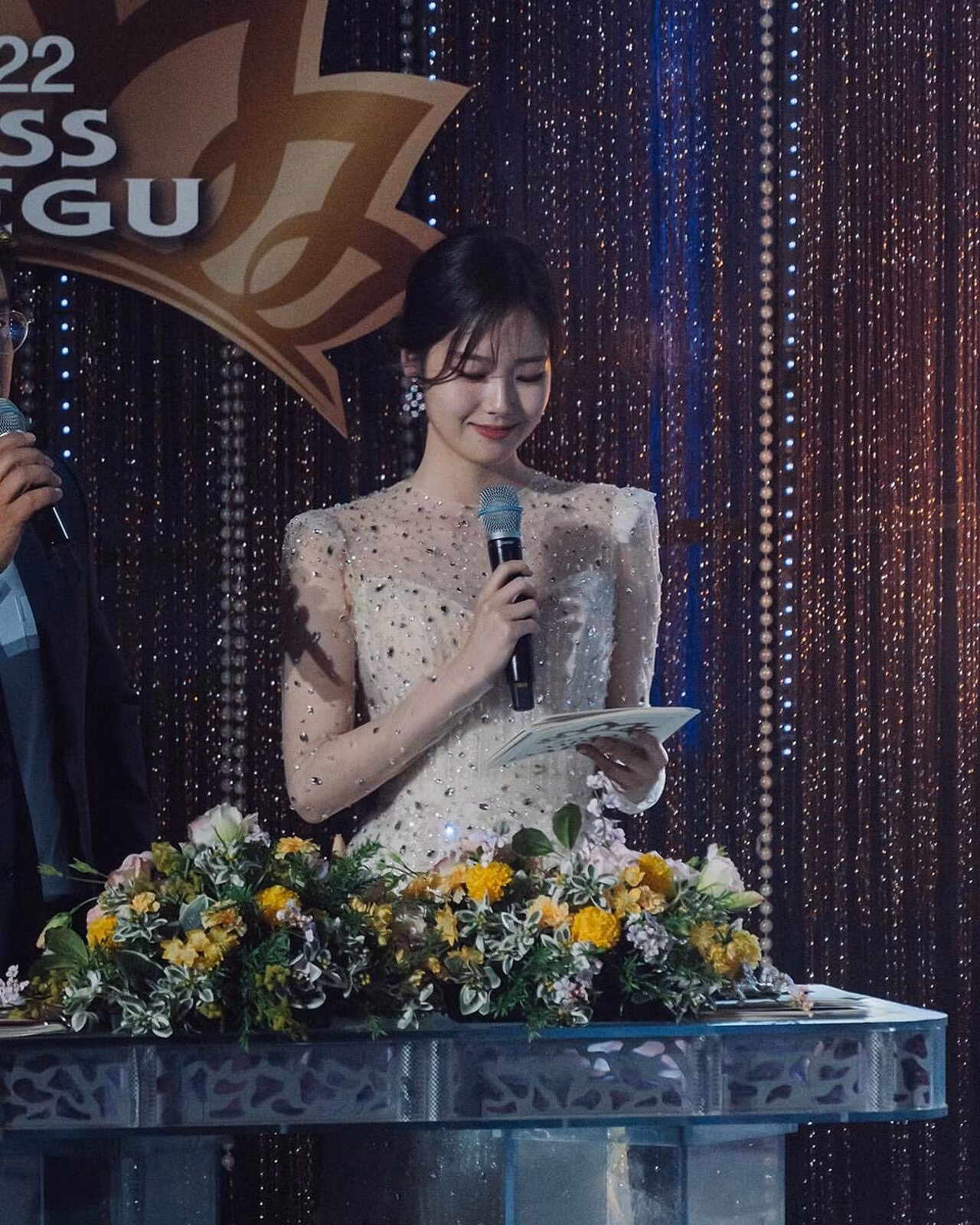 Khán giả bình luận: "Tại sao ông trời lại lấy đi một người đẹp, thông minh và tài năng sớm như vậy? Cầu mong người quá cố được yên nghỉ", "Cầu mong bạn luôn hạnh phúc và không ốm đau trên thiên đường", "Bây giờ đừng ốm và hãy yên nghỉ nhé", "Cô ấy sẽ mãi là một phóng viên tuyệt vời"...