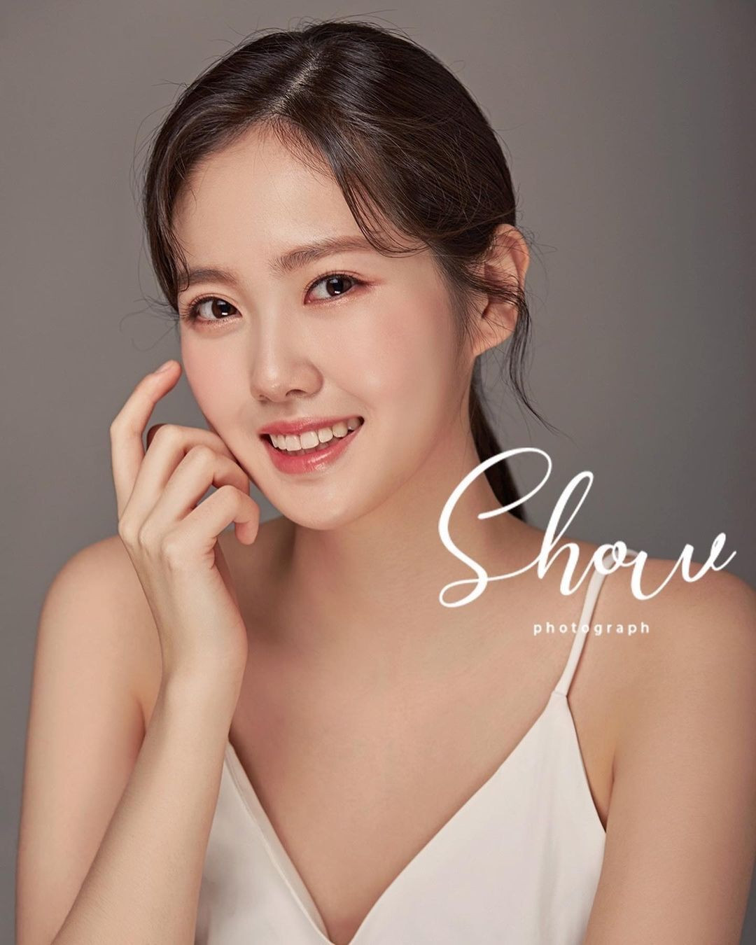 Nhiều bạn bè, đồng nghiệp và khán giả đã tới để tiễn đưa người đẹp lần cuối.