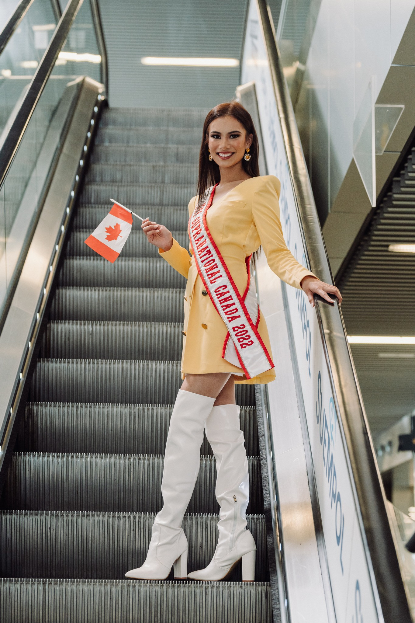 Hai người đẹp El Salvador và Canada rạng rỡ khi rời sân bay.