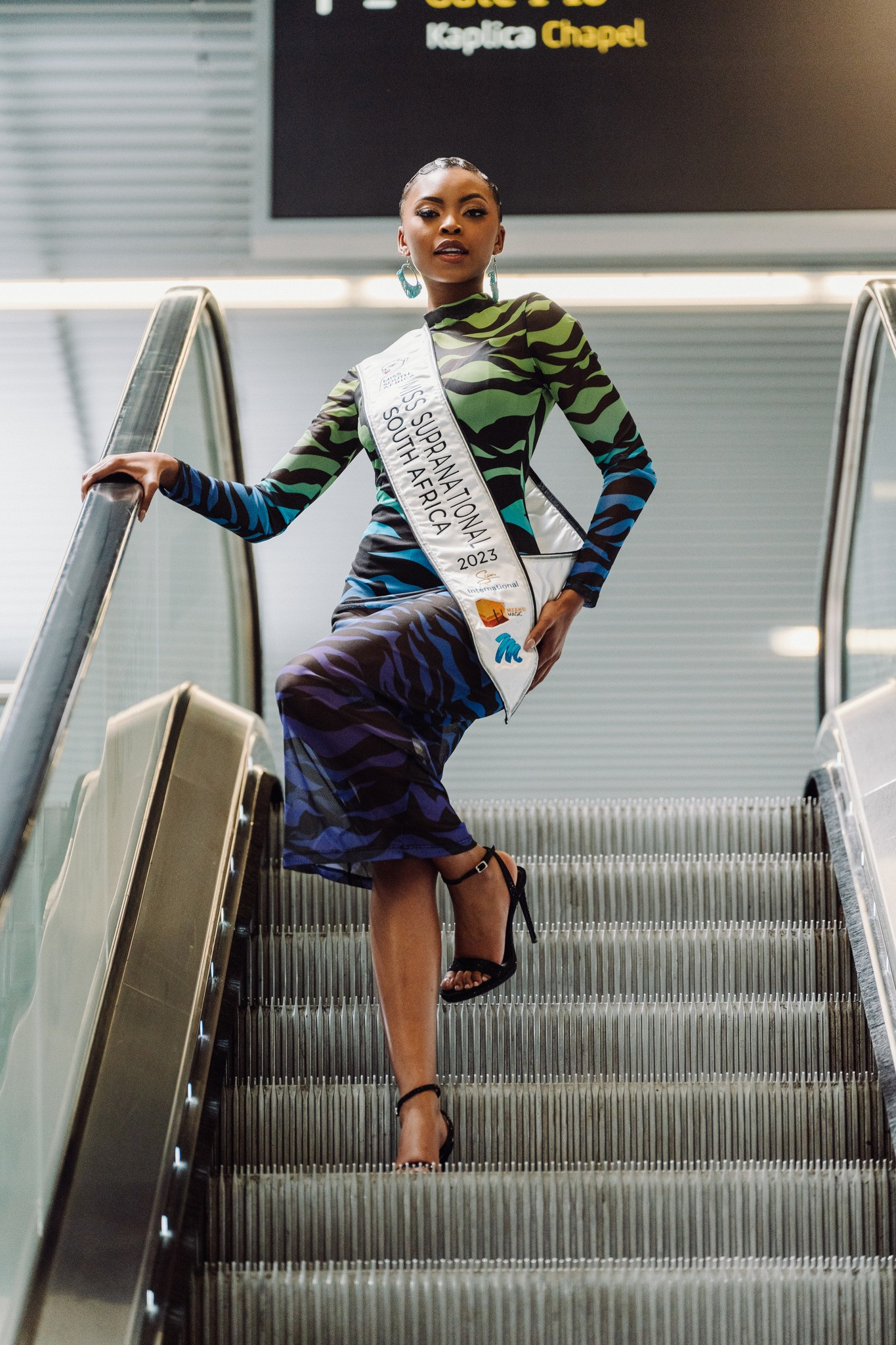 Hai người đẹp tóc ngắn của cuộc thi năm nay là Nam Phi và Namibia hội ngộ ở sân bay. Cả hai đều được đánh giá là ứng viên sáng giá của khu vực châu Phi.
