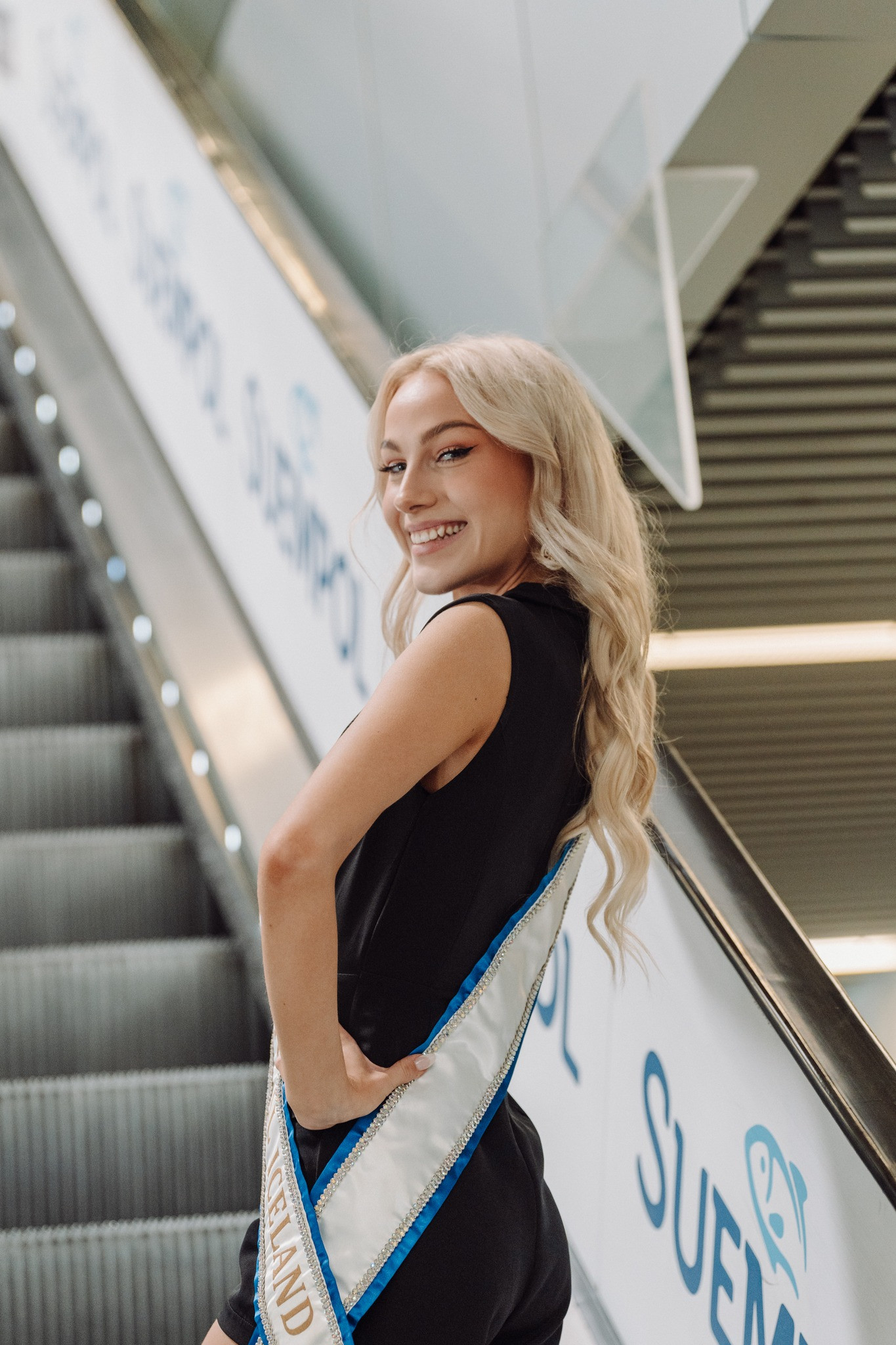 Sau khi đến Ba Lan, các người đẹp chính thức nhập cuộc và dự buổi lễ trao sash của ban tổ chức.