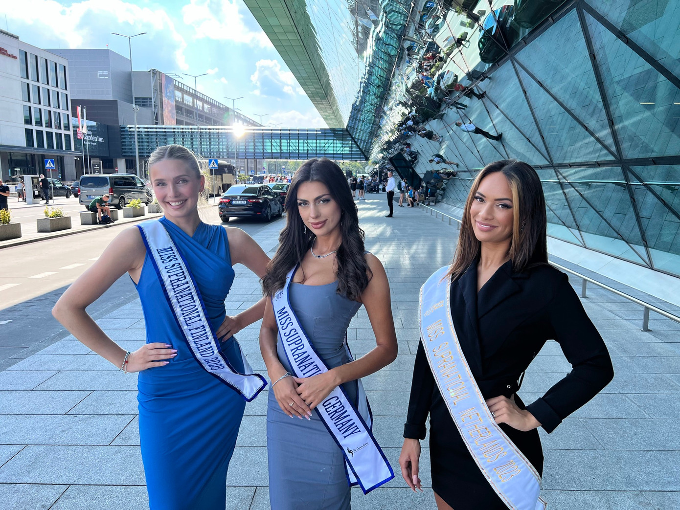 Xuất hiện ở sân bay, dàn thí sinh đều có sự chuẩn bị chỉn chu, chuyên nghiệp về trang phục, make-up để ghi điểm với truyền thông quốc tế. Sự có mặt của dàn người đẹp khiến sân bay Malopolska trở nên náo nhiệt.