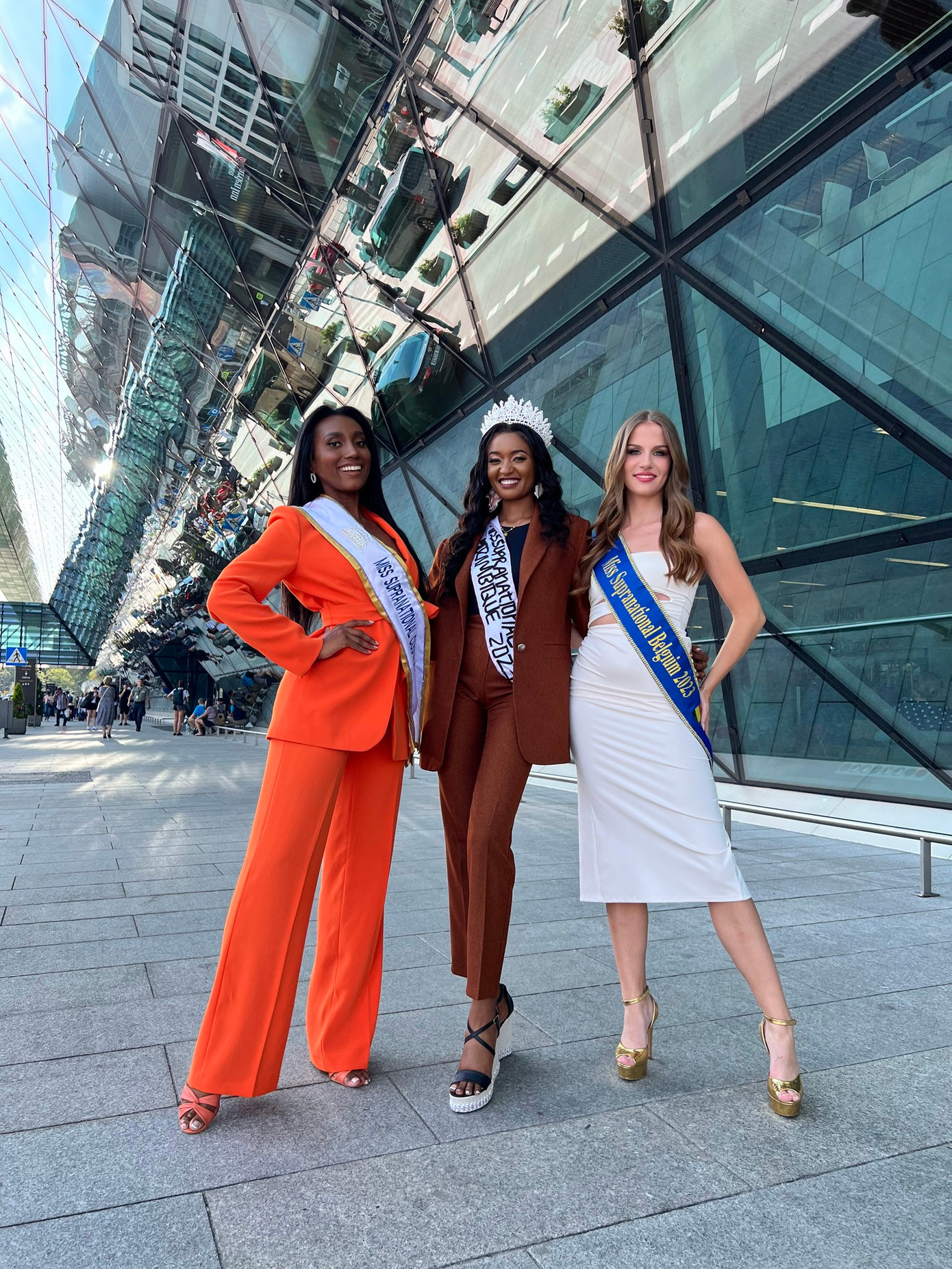 Xuất hiện ở sân bay, dàn thí sinh đều có sự chuẩn bị chỉn chu, chuyên nghiệp về trang phục, make-up để ghi điểm với truyền thông quốc tế. Sự có mặt của dàn người đẹp khiến sân bay Malopolska trở nên náo nhiệt.