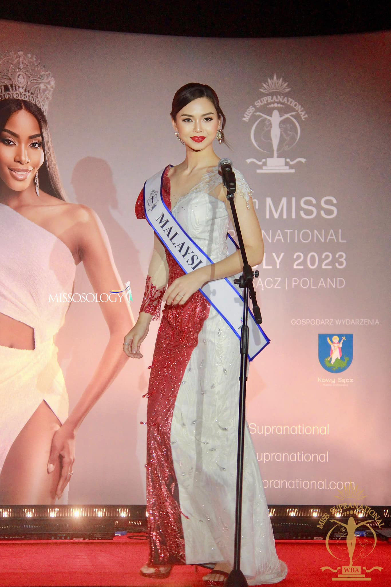 Người đẹp Malaysia không được đánh giá cao với thiết kế đối xứng tông màu đỏ - trắng.