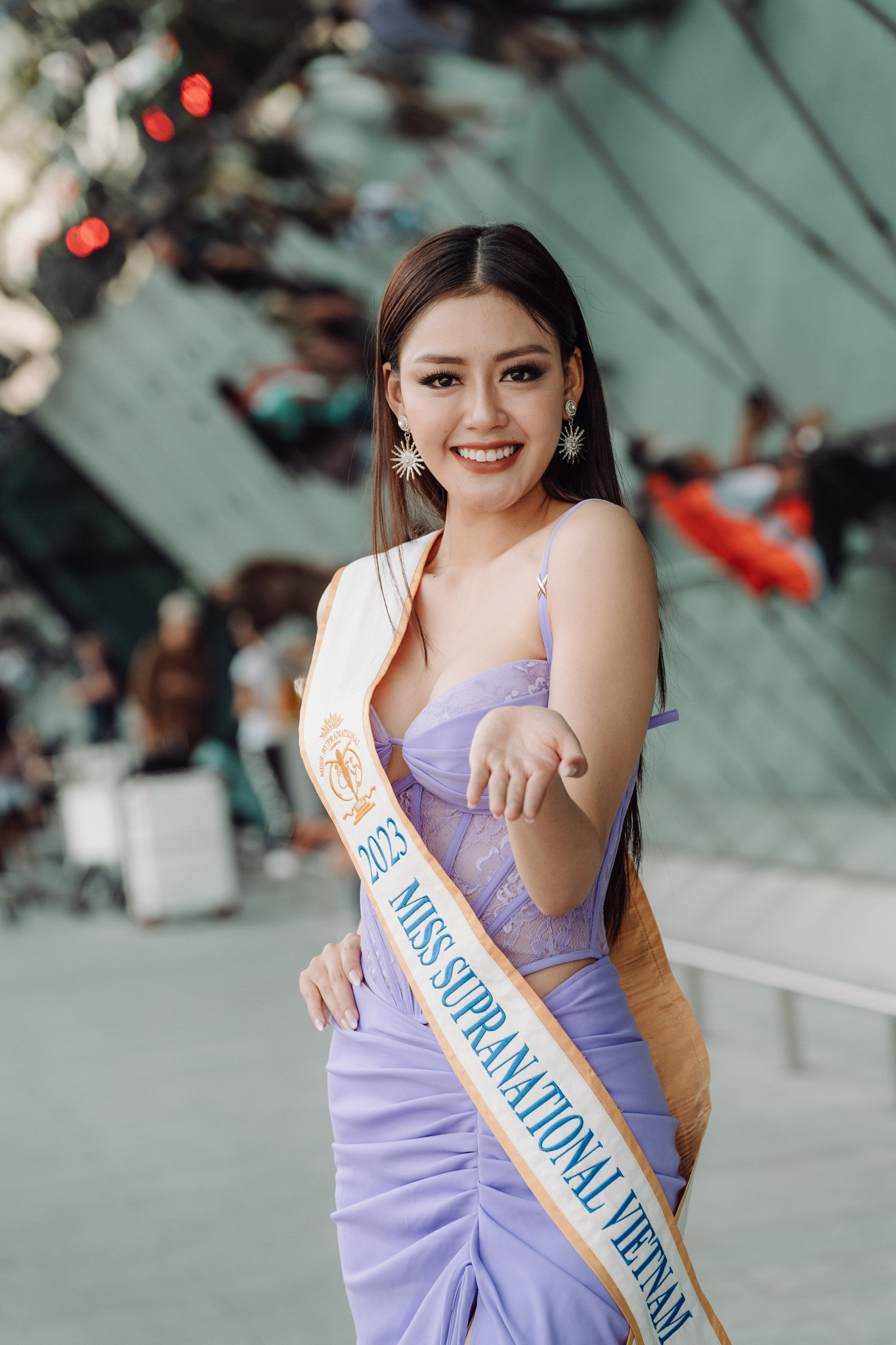 Hai người đẹp Philippines và Việt Nam đã có mặt ở Ba Lan. Hoa hậu Siêu quốc gia Philippines - Pauline Amelinckx (trái) đang được xem là ứng viên sáng giá của khu vực châu Á. Cô là người giành chiến thắng trên nền tảng YouTube tại cuộc bình chọn Miss Influencer's Challenge - Người đẹp có sức ảnh hưởng nhất trên các nền tảng mạng xã hội. Đại diện Việt Nam - Đặng Thanh Ngân cũng có sự chuẩn bị chỉn chu. Cô là Á hậu 2 tại Hoa hậu Đại dương Việt Nam 2017. Thanh Ngân sinh năm 1999 tại Sóc Trăng, cao 1,75 m, số đo ba vòng 85-60-95 cm.