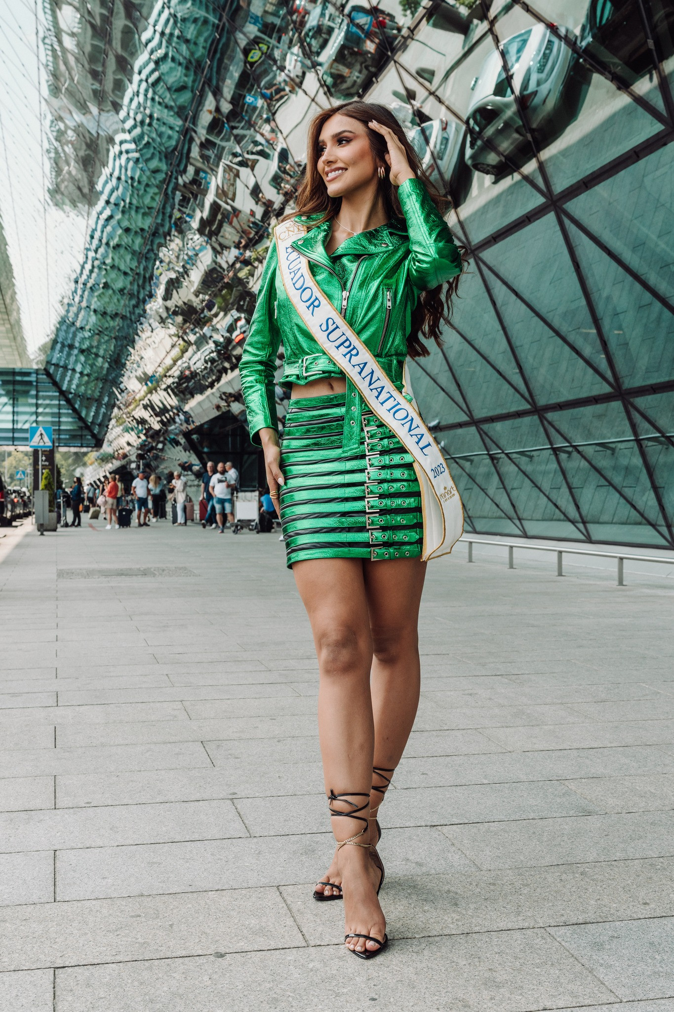 Hoa hậu Siêu quốc gia Ecuador - Andrea Aguilera nổi bật với trang phục màu xanh khỏe khoắn. Cô là ứng viên sáng giá nhất cho chiếc vương miện. Andrea Aguilera là Á hậu 1 tại Hoa hậu Hoà bình Quốc tế 2021. Cô năm nay 23 tuổi, có chiều cao 1,78 m, số đo ba vòng 89-61-97 cm.