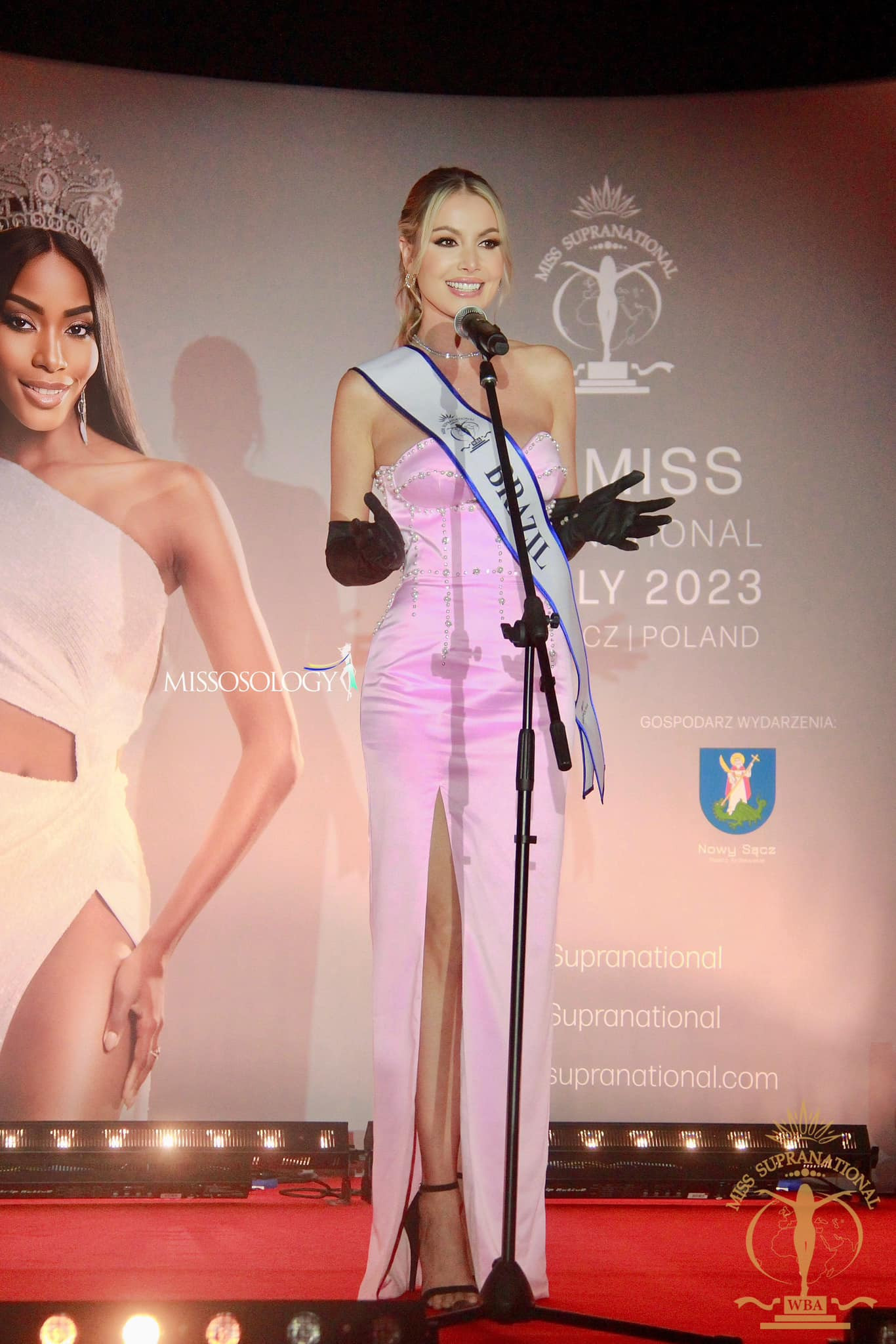 Đại diện Brazil diện thiết kế tông màu hồng pastel ngọt ngào, tuy nhiên cách cô chọn phụ kiện găng tay đen được đánh giá là lạc quẻ.