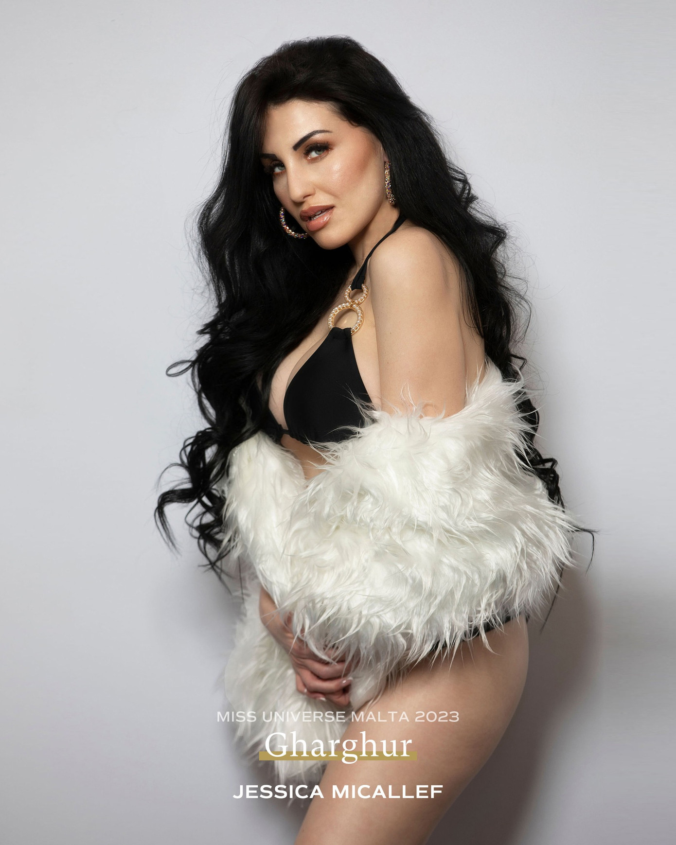 Trong bộ ảnh, hình thể săn chắc và gợi cảm của dàn thí sinh khiến khán giả chú ý.