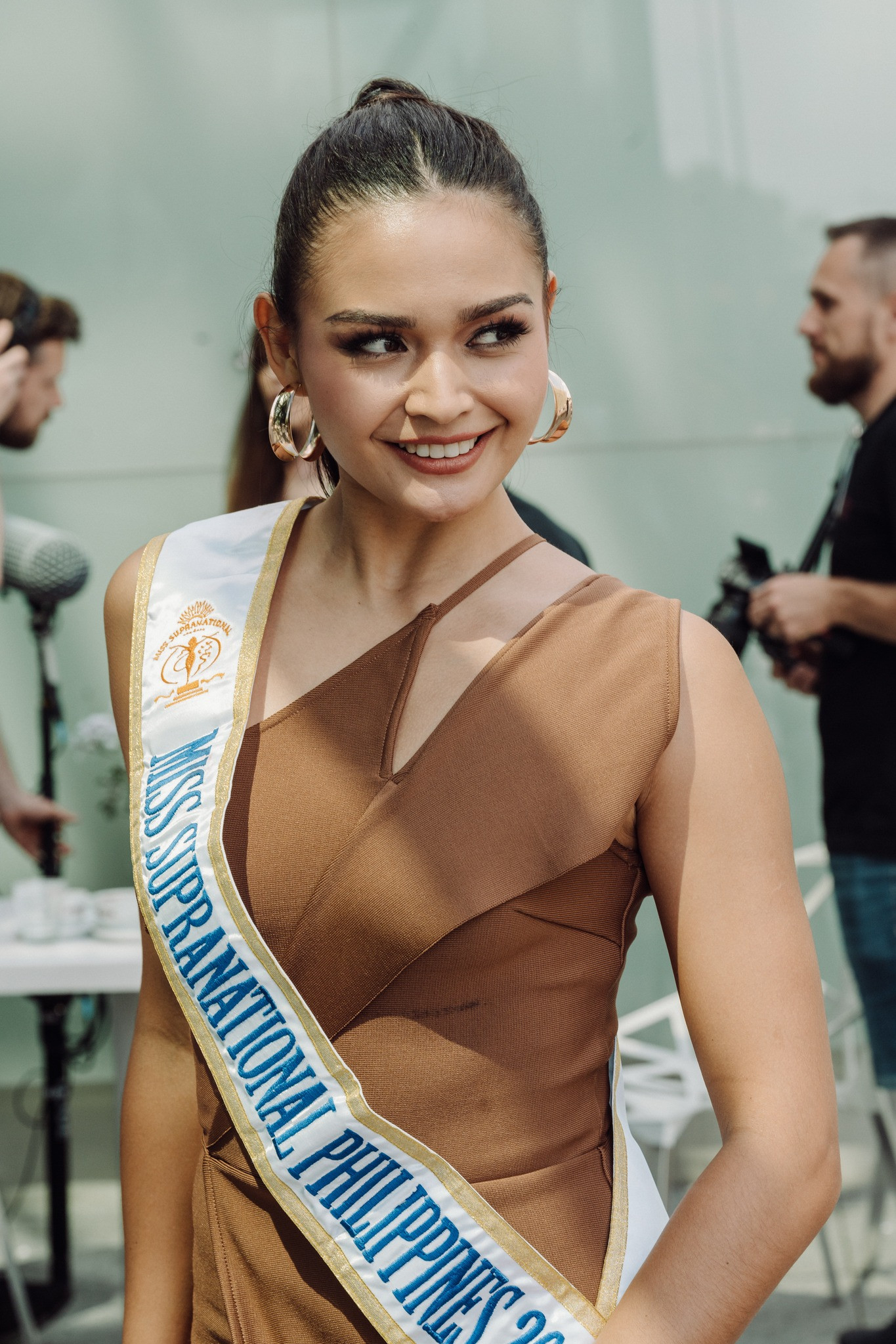 Hai người đẹp Philippines và Việt Nam đã có mặt ở Ba Lan. Hoa hậu Siêu quốc gia Philippines - Pauline Amelinckx (trái) đang được xem là ứng viên sáng giá của khu vực châu Á. Cô là người giành chiến thắng trên nền tảng YouTube tại cuộc bình chọn Miss Influencer's Challenge - Người đẹp có sức ảnh hưởng nhất trên các nền tảng mạng xã hội. Đại diện Việt Nam - Đặng Thanh Ngân cũng có sự chuẩn bị chỉn chu. Cô là Á hậu 2 tại Hoa hậu Đại dương Việt Nam 2017. Thanh Ngân sinh năm 1999 tại Sóc Trăng, cao 1,75 m, số đo ba vòng 85-60-95 cm.