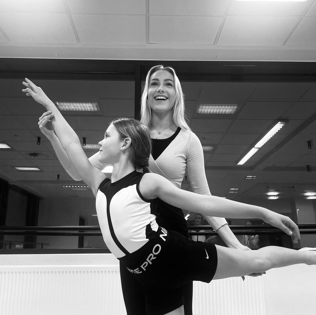 Ísabella Þorvaldsdóttir là vũ công ba lê chuyên nghiệp. Cô học múa ba lê từ năm 6 tuổi và hiện tại mở lớp dạy múa cho những em nhỏ bị tự kỷ.