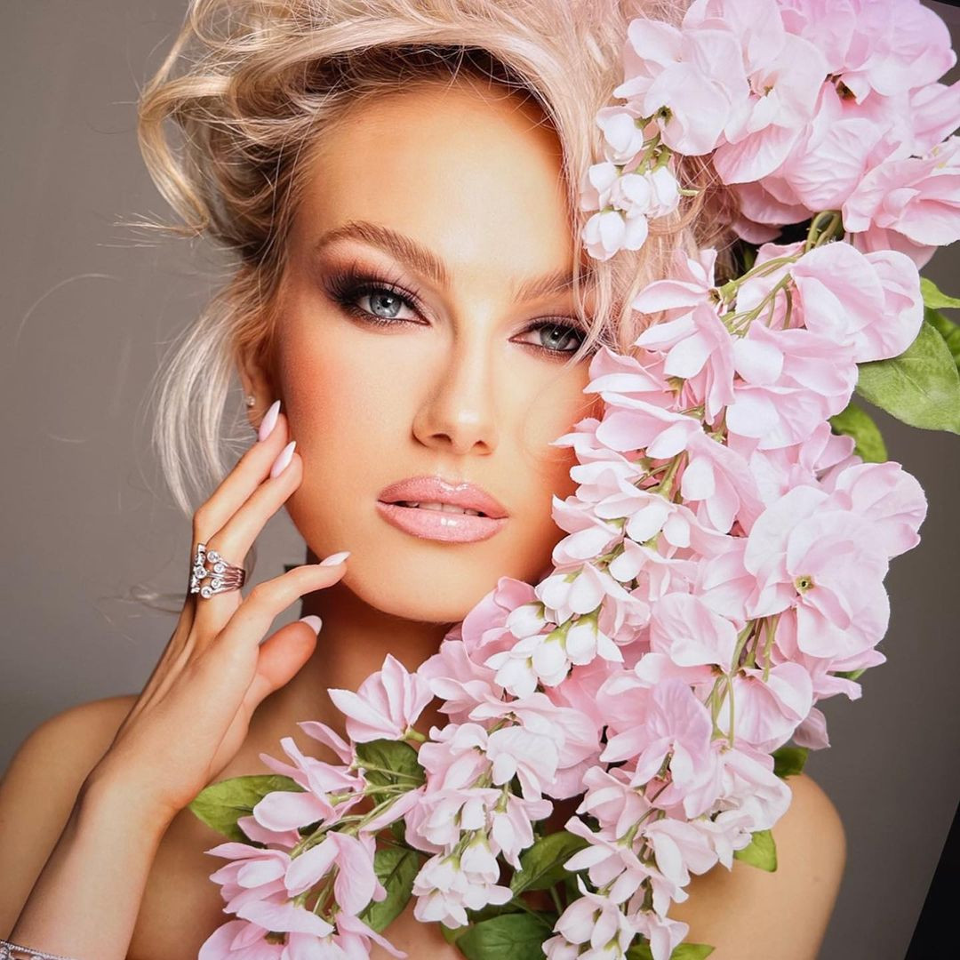 Theo đó, Ísabella Þorvaldsdóttir là con một. Cô sinh ra với căn bệnh hiểm nghèo bẩm sinh khiến cả hai quả thận đều bị hỏng. Vào năm 3 tuổi, cô nhận được một quả thận từ cha mình và nó đã cứu sống cô.