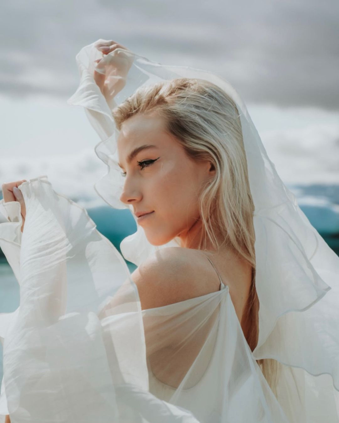 Ísabella Þorvaldsdóttir hiện học để lấy bằng luật và cũng tham gia các khóa học về Tâm lý học và Thiết kế thời trang.