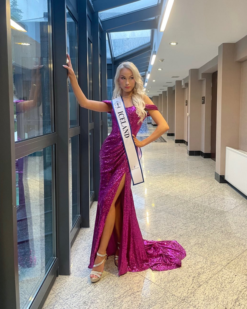 Sau khi tới Ba Lan, Ísabella Þorvaldsdóttir tham dự buổi lễ trao sash chính thức. Cô diện váy dạ hội sequin màu đỏ lấp lánh, khoe vẻ đẹp sang trọng. Người đẹp nổi bật với mái tóc vàng óng.