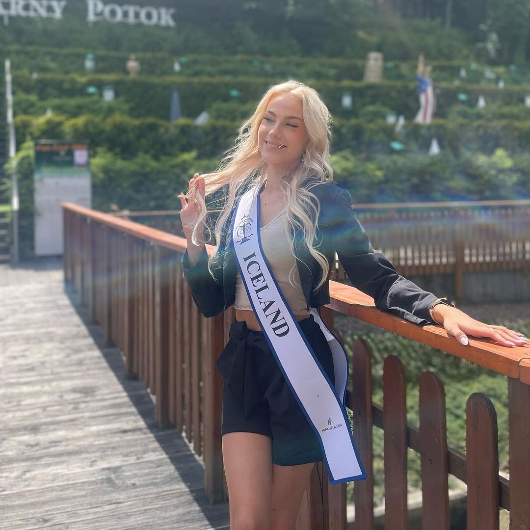 Ísabella Þorvaldsdóttir ăn mặc giản dị khi tham dự các hoạt động của cuộc thi. Cô được cho là không nằm trong số các ứng viên nổi bật của khu vực châu Âu. Tuy vậy, Ísabella Þorvaldsdóttir vẫn nhận được sự chú ý trên các diễn đàn sắc đẹp thông qua câu chuyện truyền cảm hứng của mình.