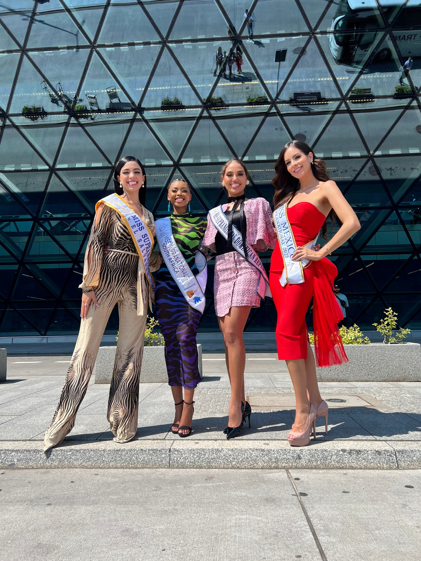 Xuất hiện ở sân bay, dàn thí sinh đều có sự chuẩn bị chỉn chu, chuyên nghiệp về trang phục, make-up để ghi điểm với truyền thông quốc tế. Sự có mặt của dàn người đẹp khiến sân bay Malopolska trở nên náo nhiệt.