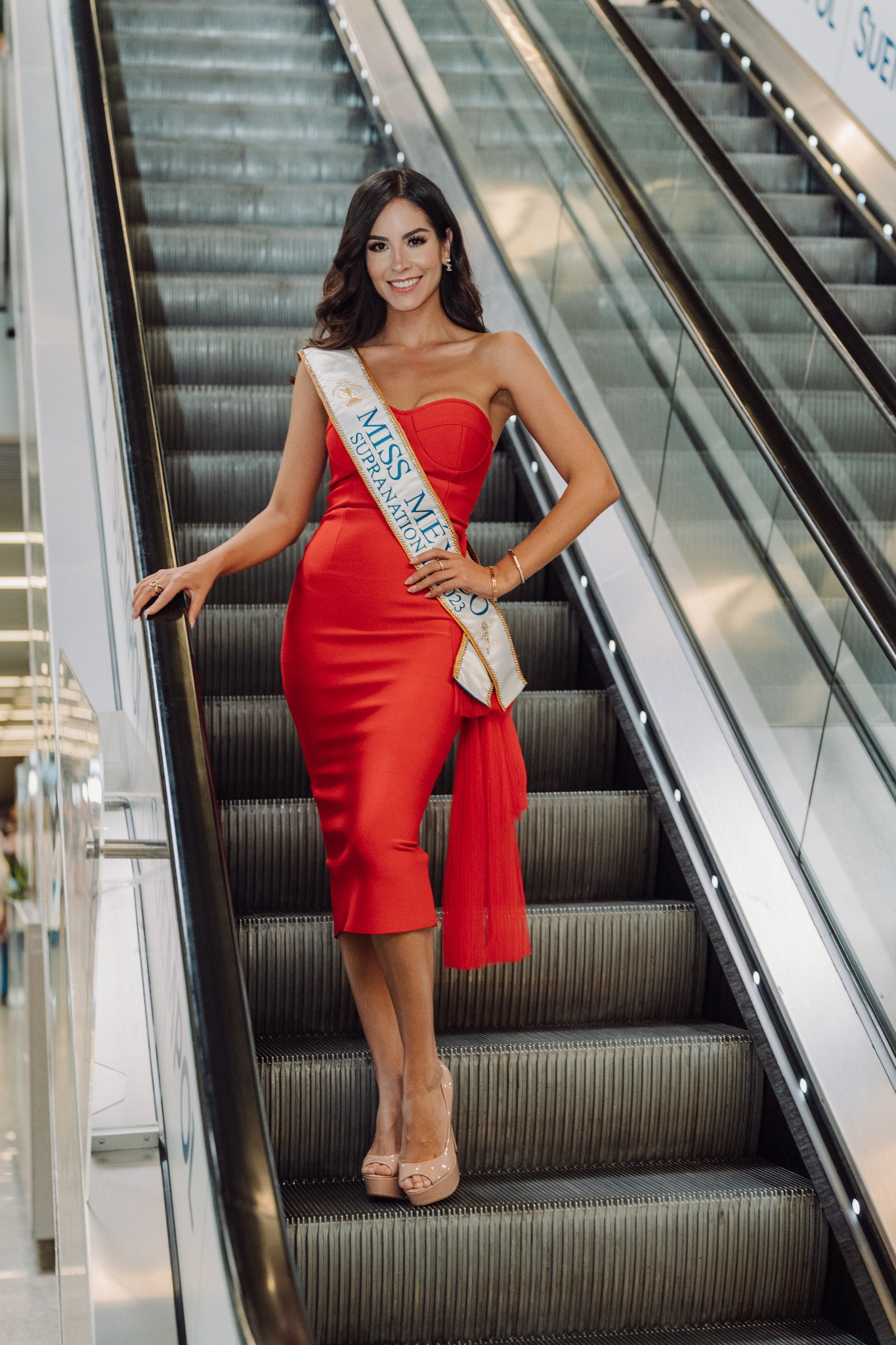 Hai người đẹp Haiti và Mexico cùng chọn váy kiểu dáng bút chì, tông màu hồng rực rỡ cho lần xuất hiện đầu tiên ở cuộc thi.