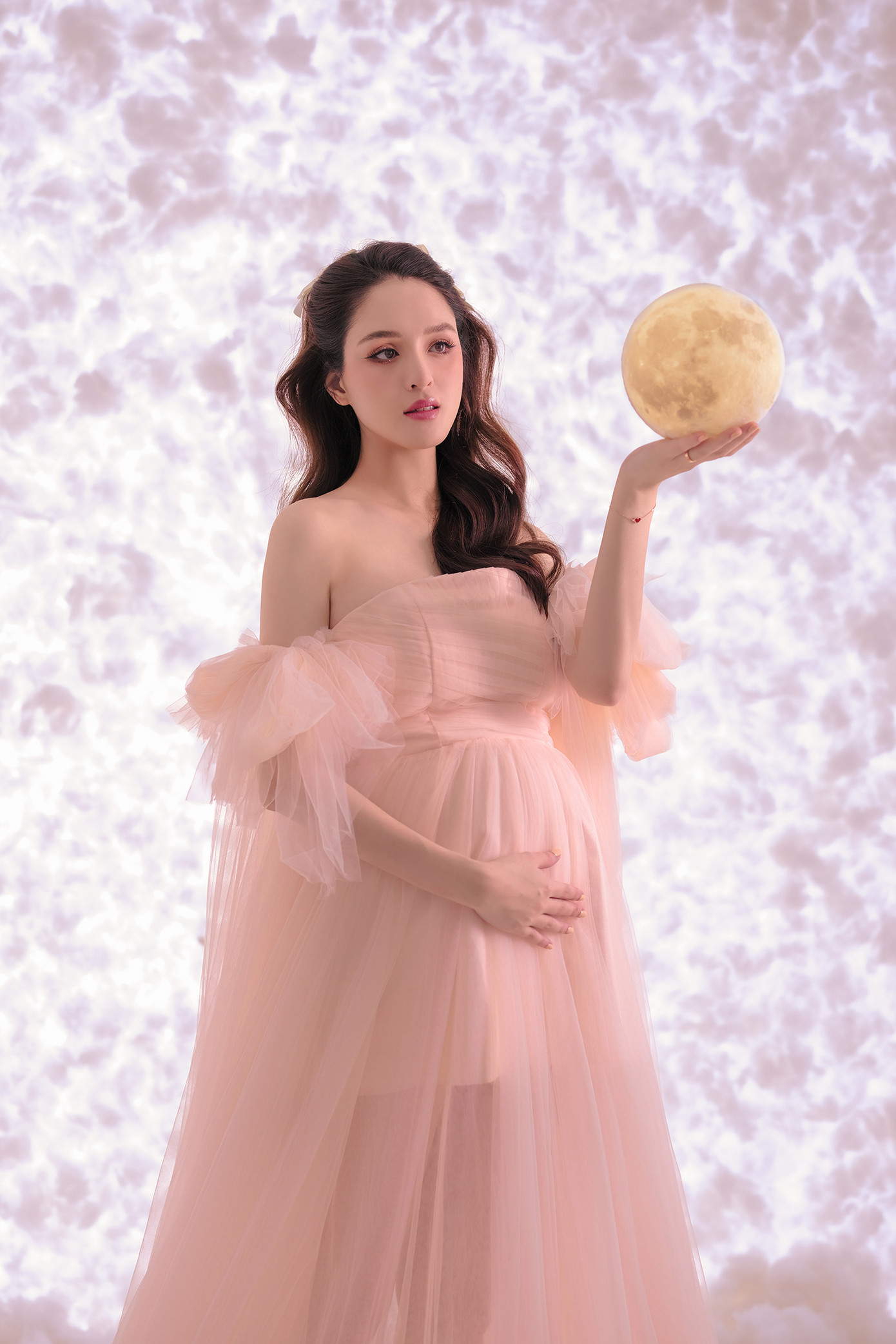 Hình ảnh Á hậu Hoàng Anh trong lần mang bầu thứ 3.