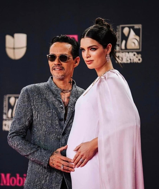 Marc Anthony và Mariana Downing thời còn mặn nồng (ảnh trái). Marc và vợ hiện tại Á hậu Hoàn vũ 2021 Nadia Ferreira (ảnh phải).