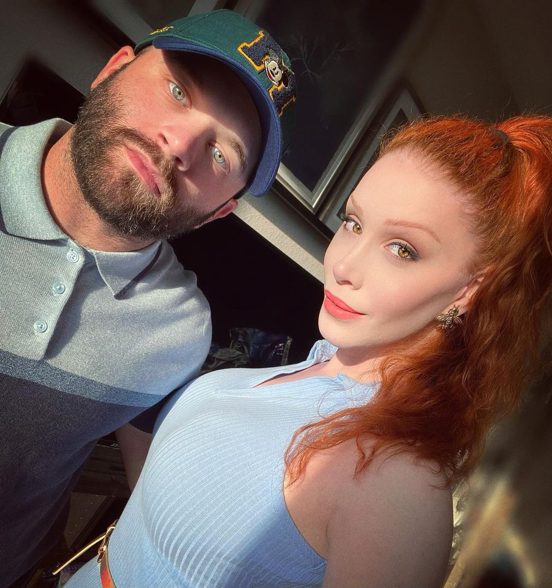 Melony Munro và bạn trai đã bên nhau 9 năm. Đặc biệt, người yêu của cô cũng là người chuyển giới (từ nữ sang nam). Bạn trai của người đẹp cũng sang Thái Lan để ủng hộ cô trong đêm chung kết Hoa hậu Chuyển giới Quốc tế 2023.