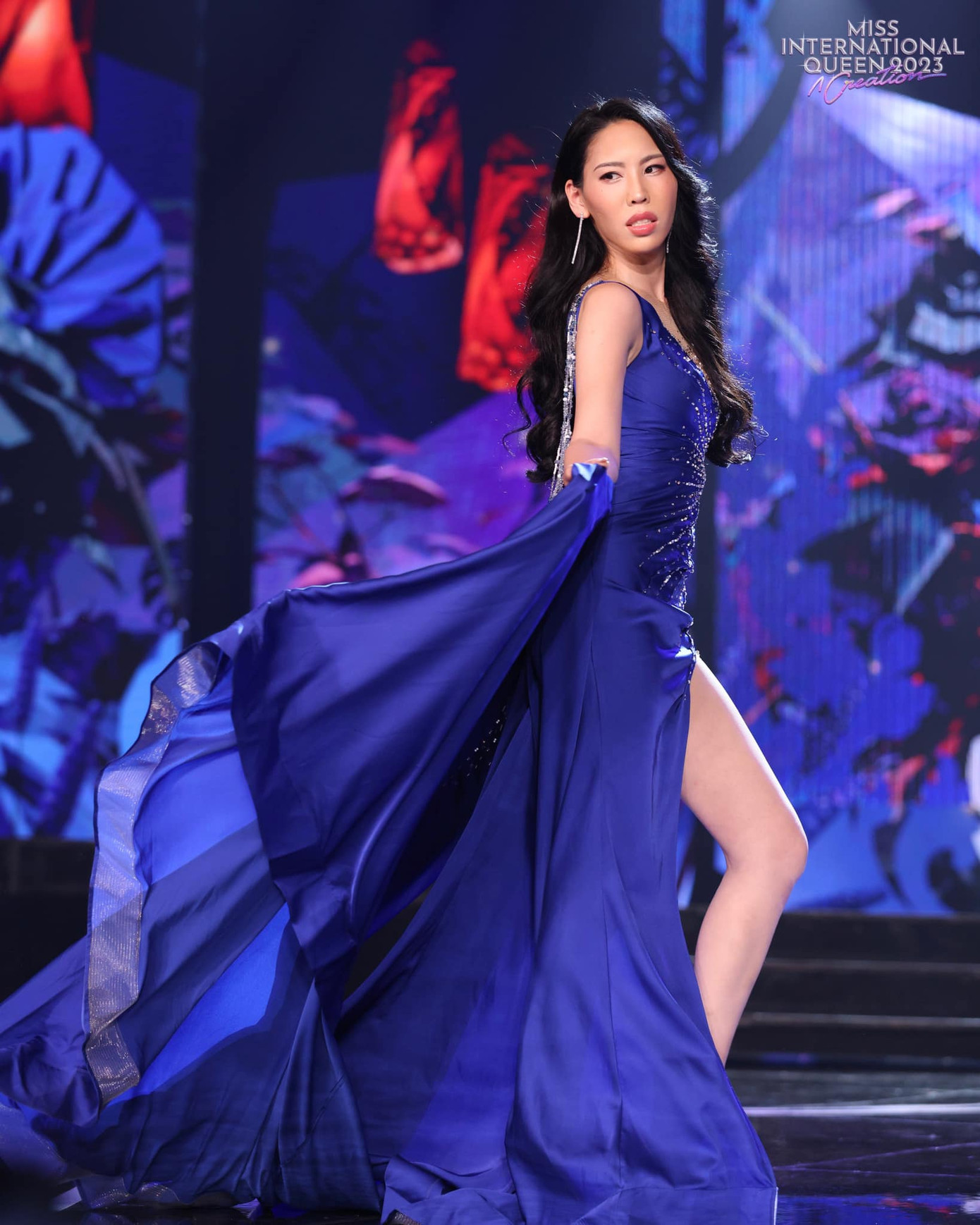 Người đẹp Nhật Bản diện váy lụa màu xanh, khoe chân thon.