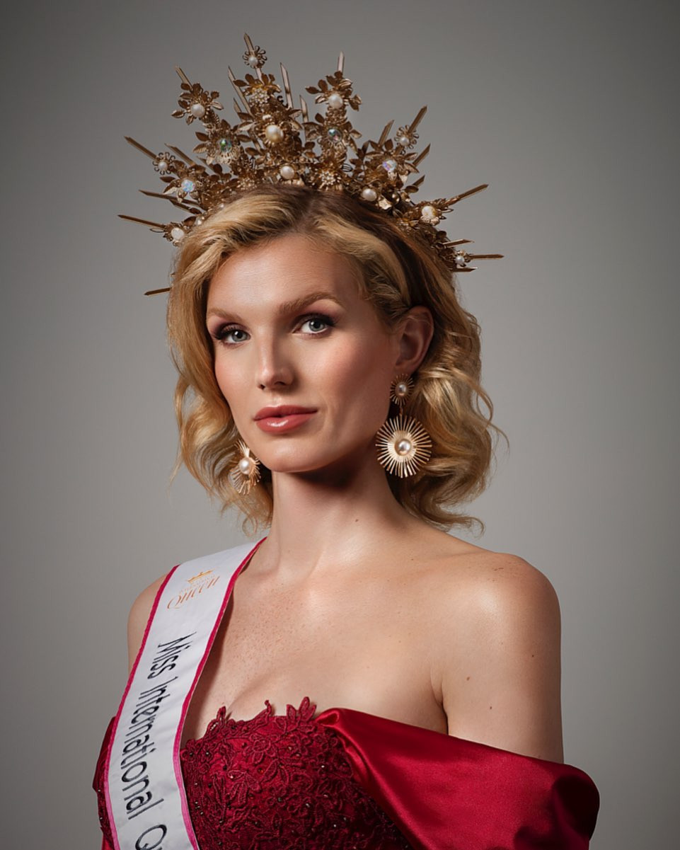 Trước đó, Solange Dekker được bổ nhiệm làm Hoa hậu Chuyển giới Hà Lan 2023 và giành quyền sang Thái Lan tham dự Hoa hậu Chuyển giới Quốc tế 2023.