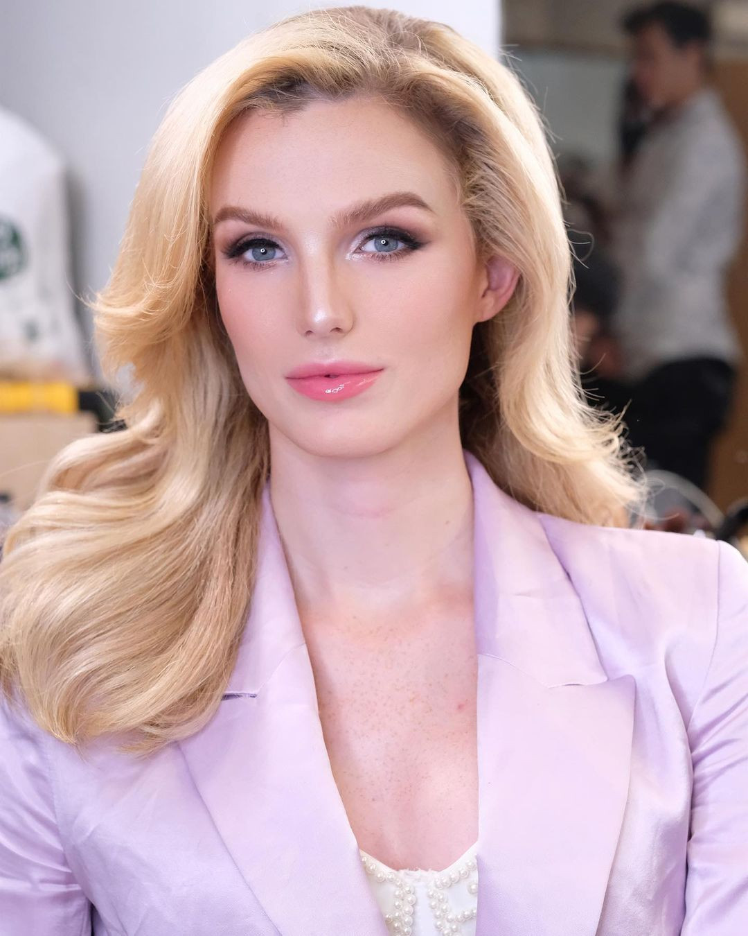 Solange Dekker được đánh giá có vẻ đẹp ngọt ngào, trong sáng. Cô nổi bật với mái tóc vàng, sống mũi cao.