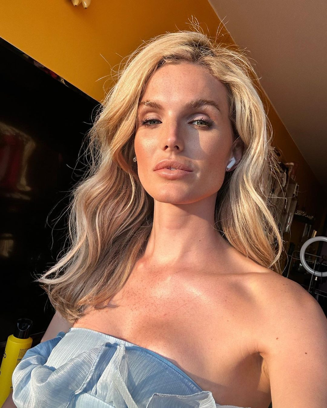 Người đẹp từng nhiều lần tự tin khoe gương mặt mộc nhiều tàn nhang.