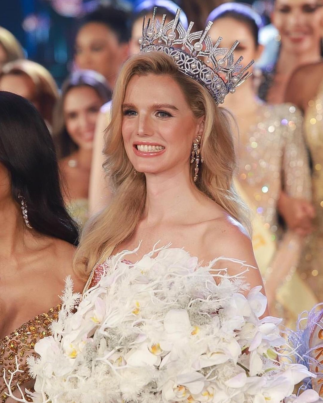 Tối 24/6, người đẹp Hà Lan - Solange Dekker đăng quang ngôi vị Hoa hậu Chuyển giới Quốc tế 2023 trong đêm chung kết tổ chức tại Pattaya, Thái Lan. Cô được người tiền nhiệm là Fuschia Anne Ravena trao lại vương miện.