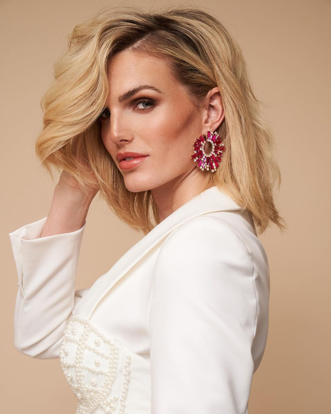 Người đẹp năm nay 27 tuổi, có chiều cao nổi bật 1,85 m. Tại quê nhà, cô đã hoạt động người mẫu khá lâu năm.