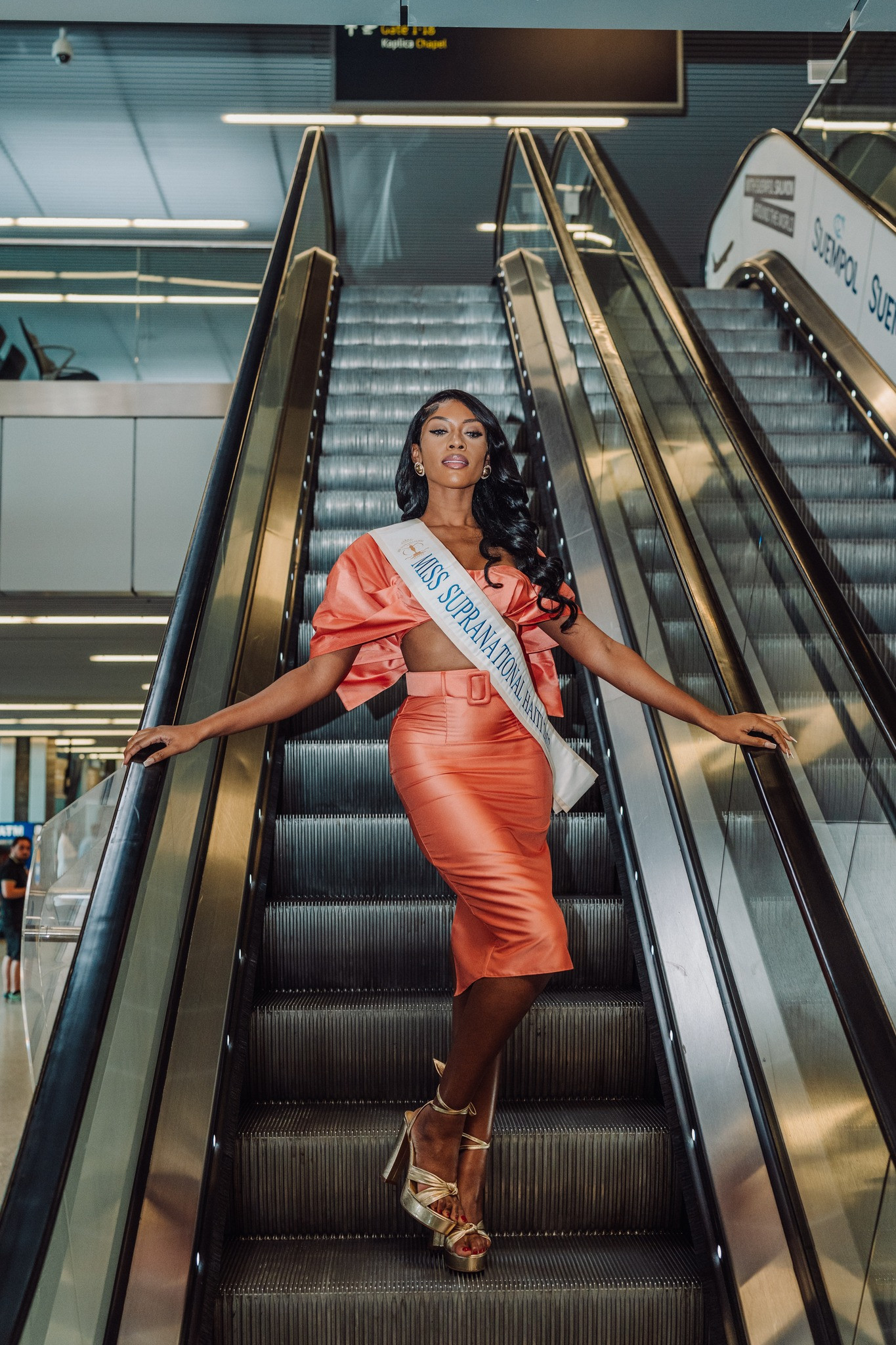 Hai người đẹp Haiti và Mexico cùng chọn váy kiểu dáng bút chì, tông màu hồng rực rỡ cho lần xuất hiện đầu tiên ở cuộc thi.