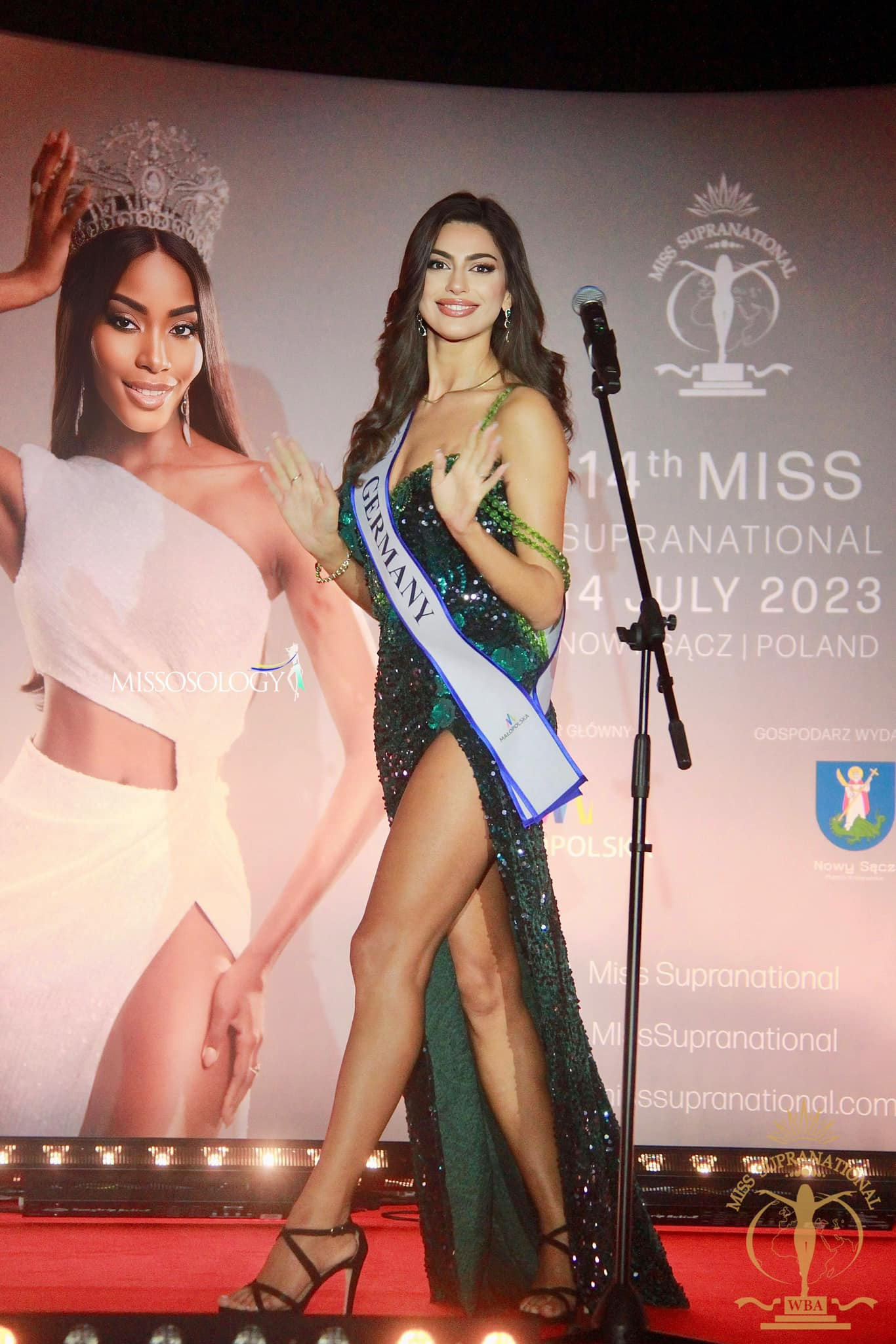 Khu vực châu Âu, người đẹp Đức đang có sự thể hiện chuyên nghiệp. Cô gây ấn tượng với bộ váy sequin xẻ tà quyến rũ, gương mặt tươi sáng.