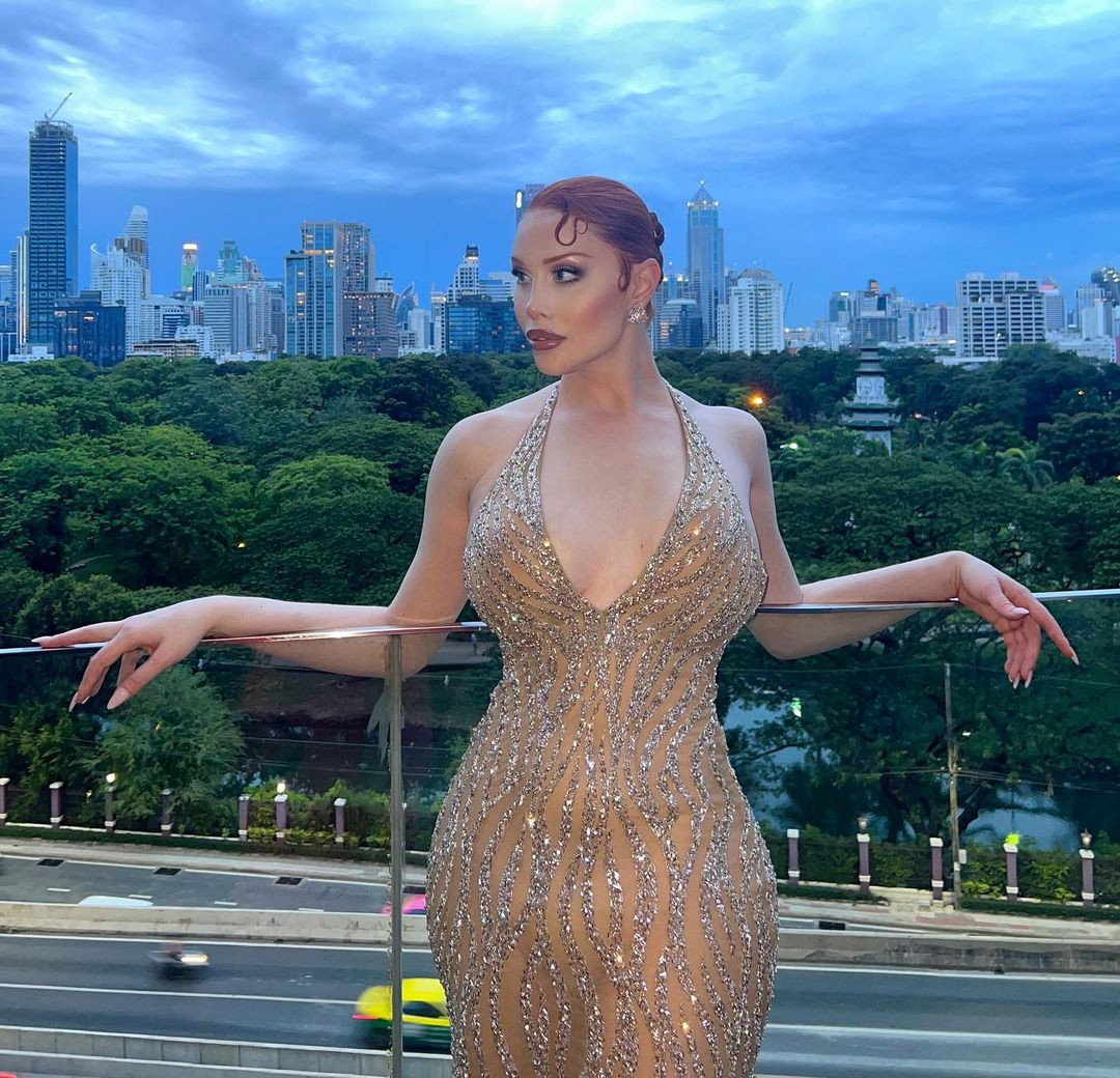 Người đẹp ưa thích những trang phục ôm sát, cắt xẻ táo bạo để khoe đường cong đầy đặn và quyến rũ của cơ thể.