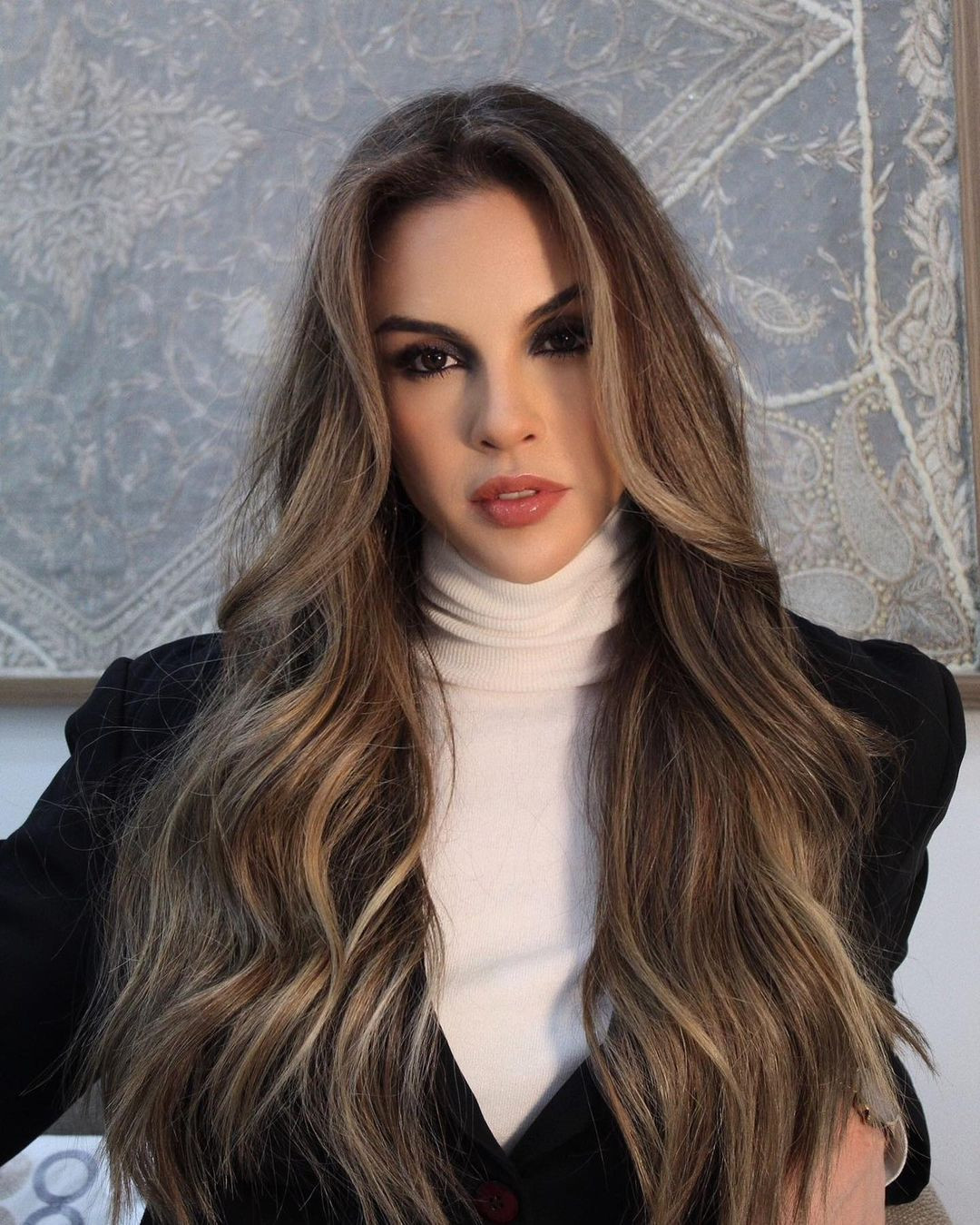 Elicena Andrada năm nay 28 tuổi, cao 1,74 m, có nhan sắc hiện đại, nóng bỏng đậm chất Latinh.