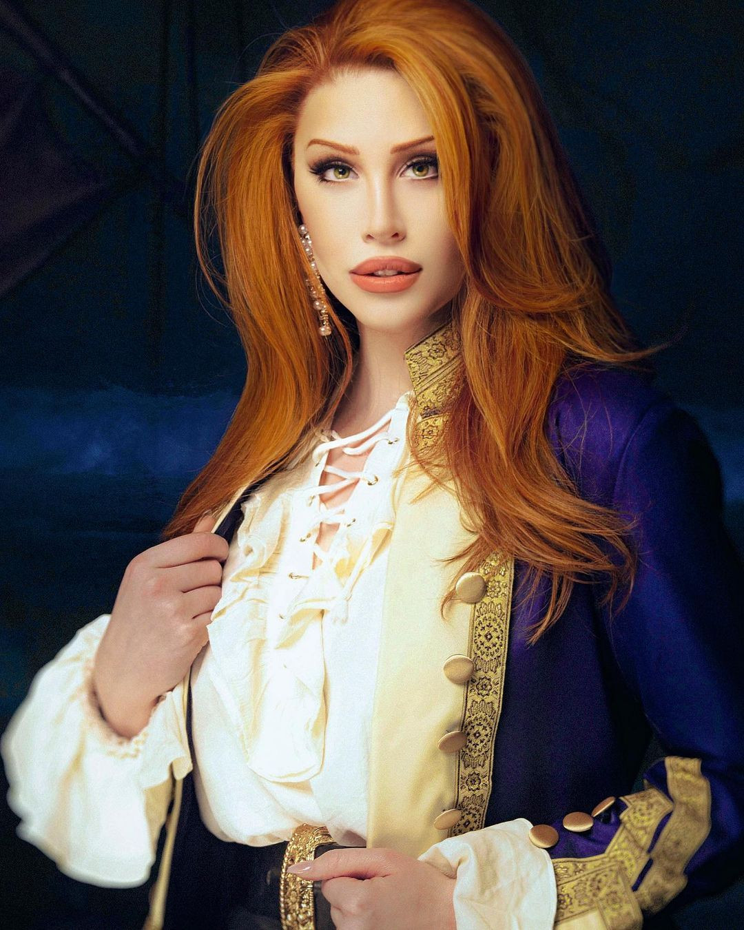 Melony Munro là người đẹp khá nổi tiếng trong cộng đồng LGBT tại Mỹ. Cô cũng là nghệ sĩ tham gia biểu diễn drag queen ở nhiều tụ điểm.