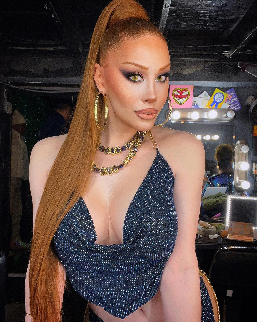 Người đẹp có phong cách trang điểm đậm và cách ăn mặc táo bạo.