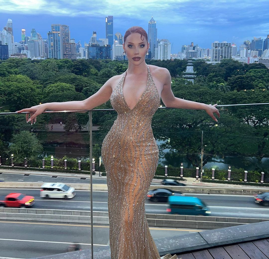 Người đẹp ưa thích những trang phục ôm sát, cắt xẻ táo bạo để khoe đường cong đầy đặn và quyến rũ của cơ thể.