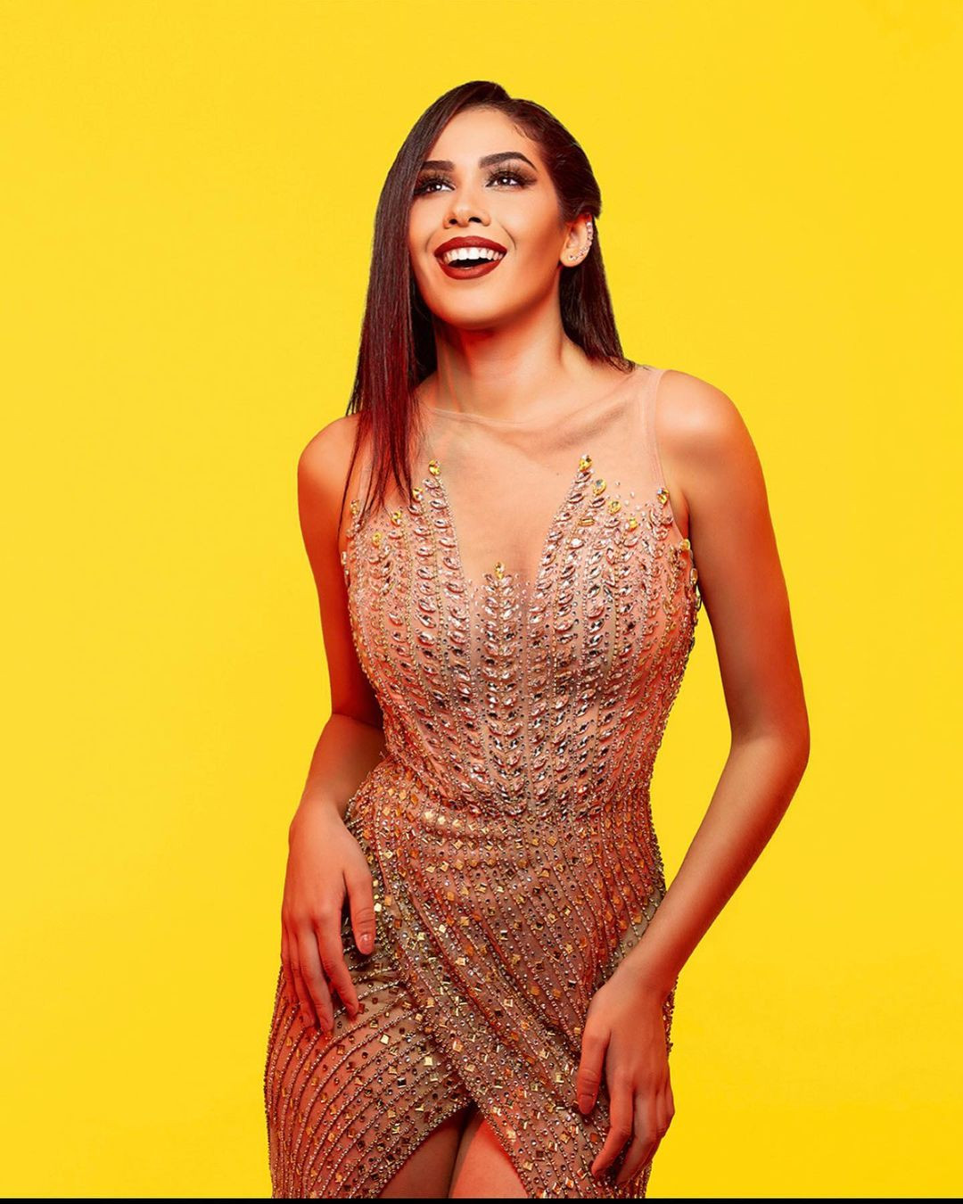 Yanina Gomez năm nay 25 tuổi, cao 1,73 m. Cô đã tốt nghiệp bằng thạc sĩ Quản lý và Điều hành chính sách văn hóa.