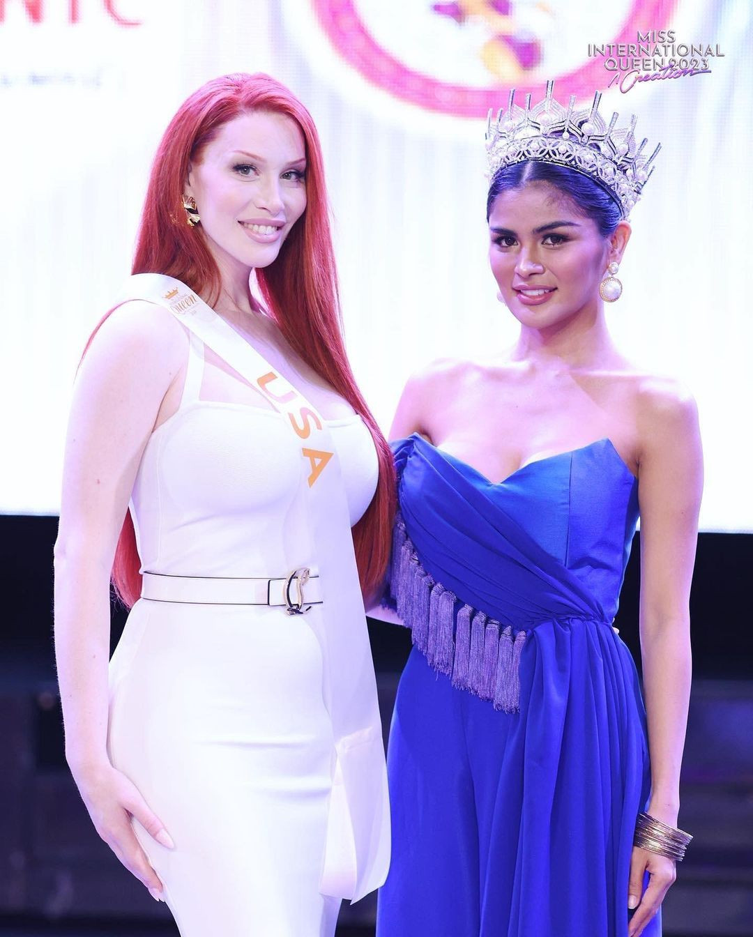 Melony Munro nhận sash USA từ Hoa hậu Chuyển giới Quốc tế 2022 Fuschia Anne Ravena.