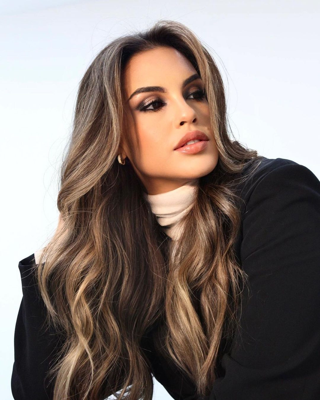 Elicena Andrada năm nay 28 tuổi, cao 1,74 m, có nhan sắc hiện đại, nóng bỏng đậm chất Latinh.