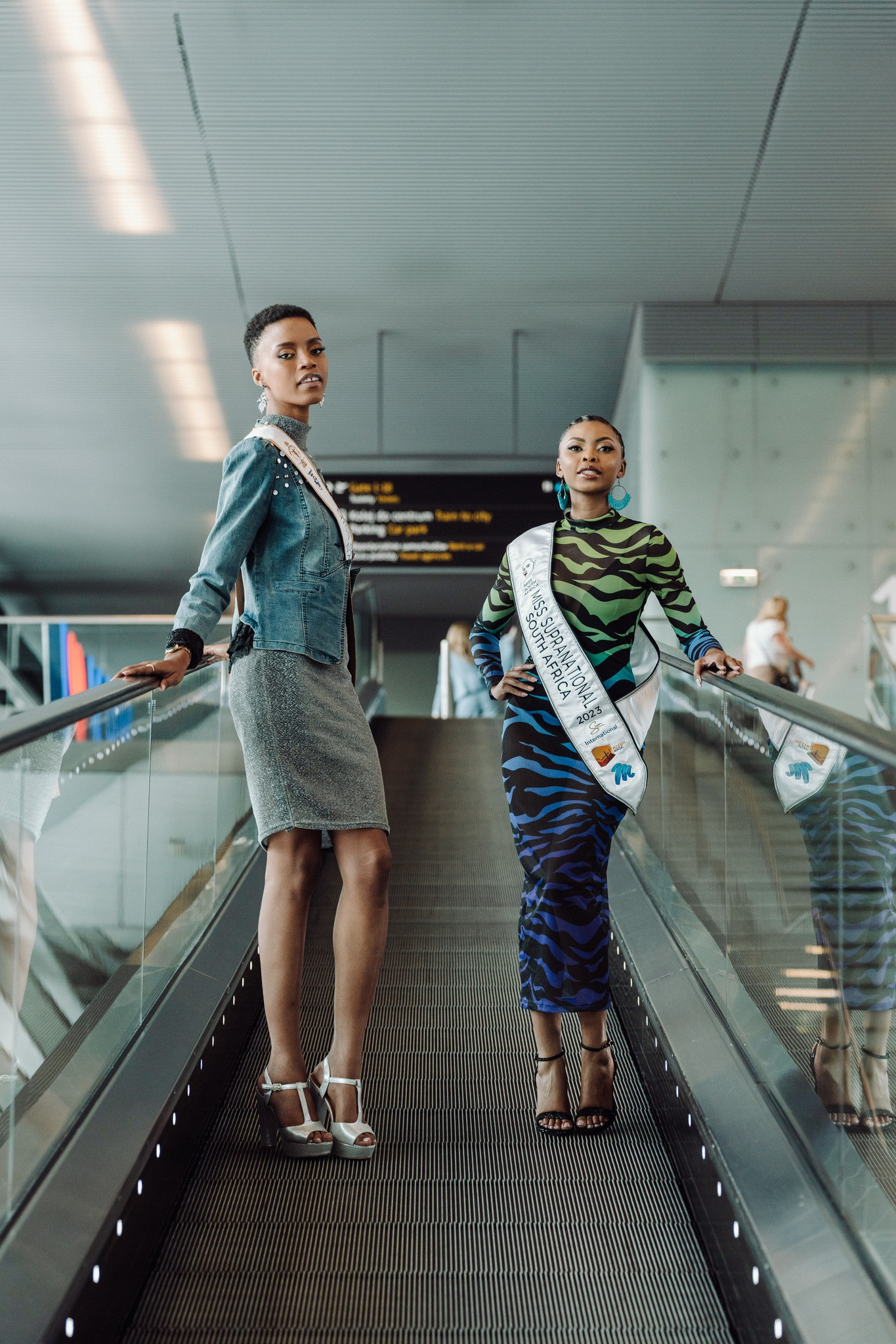 Hai người đẹp tóc ngắn của cuộc thi năm nay là Nam Phi và Namibia hội ngộ ở sân bay. Cả hai đều được đánh giá là ứng viên sáng giá của khu vực châu Phi.